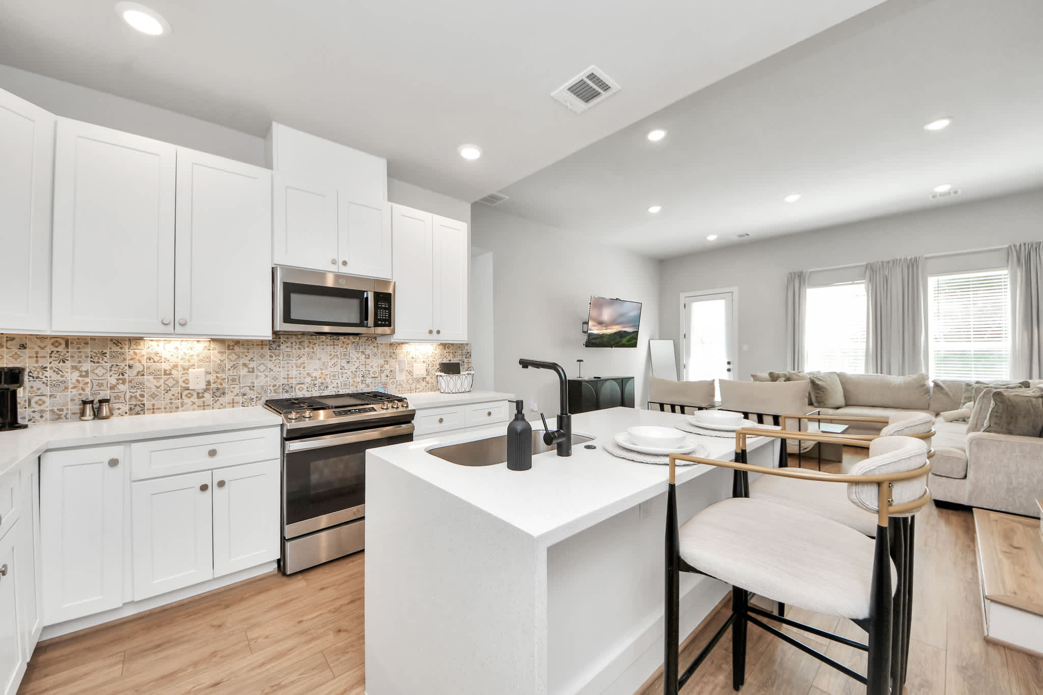 Modern 3BR - Private Yard, Dedicated Workspace, Garage & Free Parking -