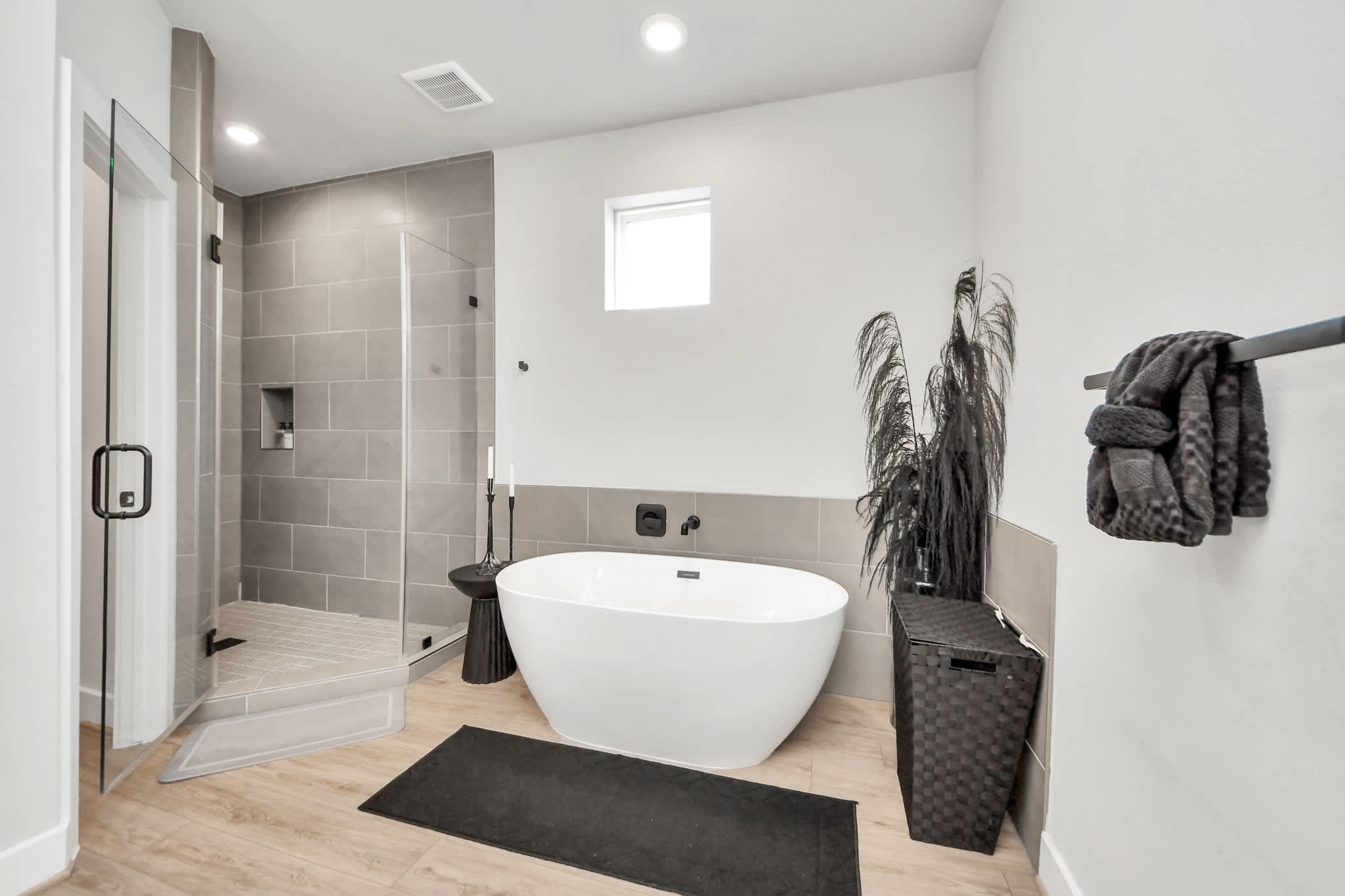 Modern 3BR - Private Yard, Dedicated Workspace, Garage & Free Parking -