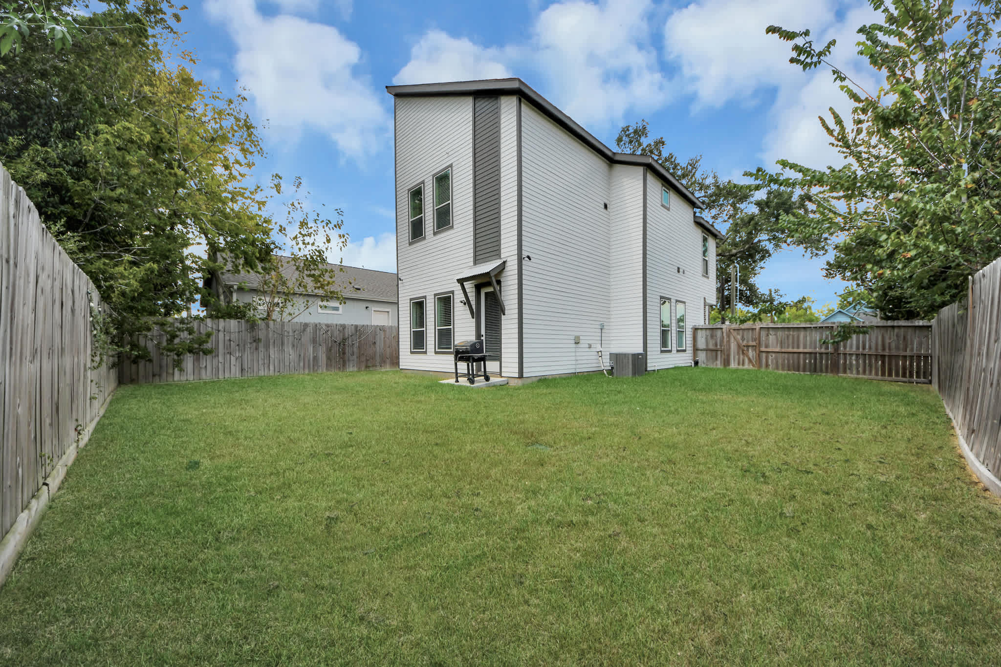 Modern 3BR - Private Yard, Dedicated Workspace, Garage & Free Parking -