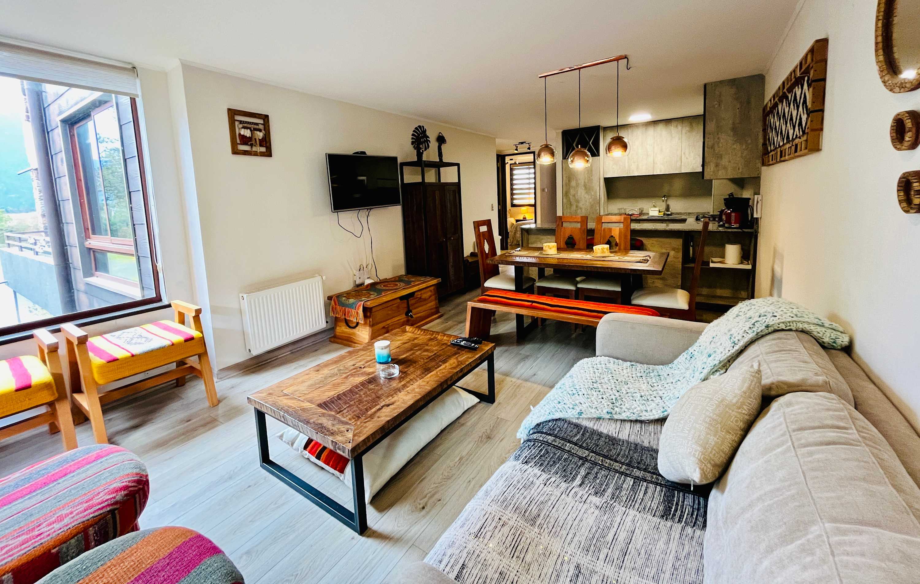 Lakefront Apartment - BBQ, Garden, Pool & Parking