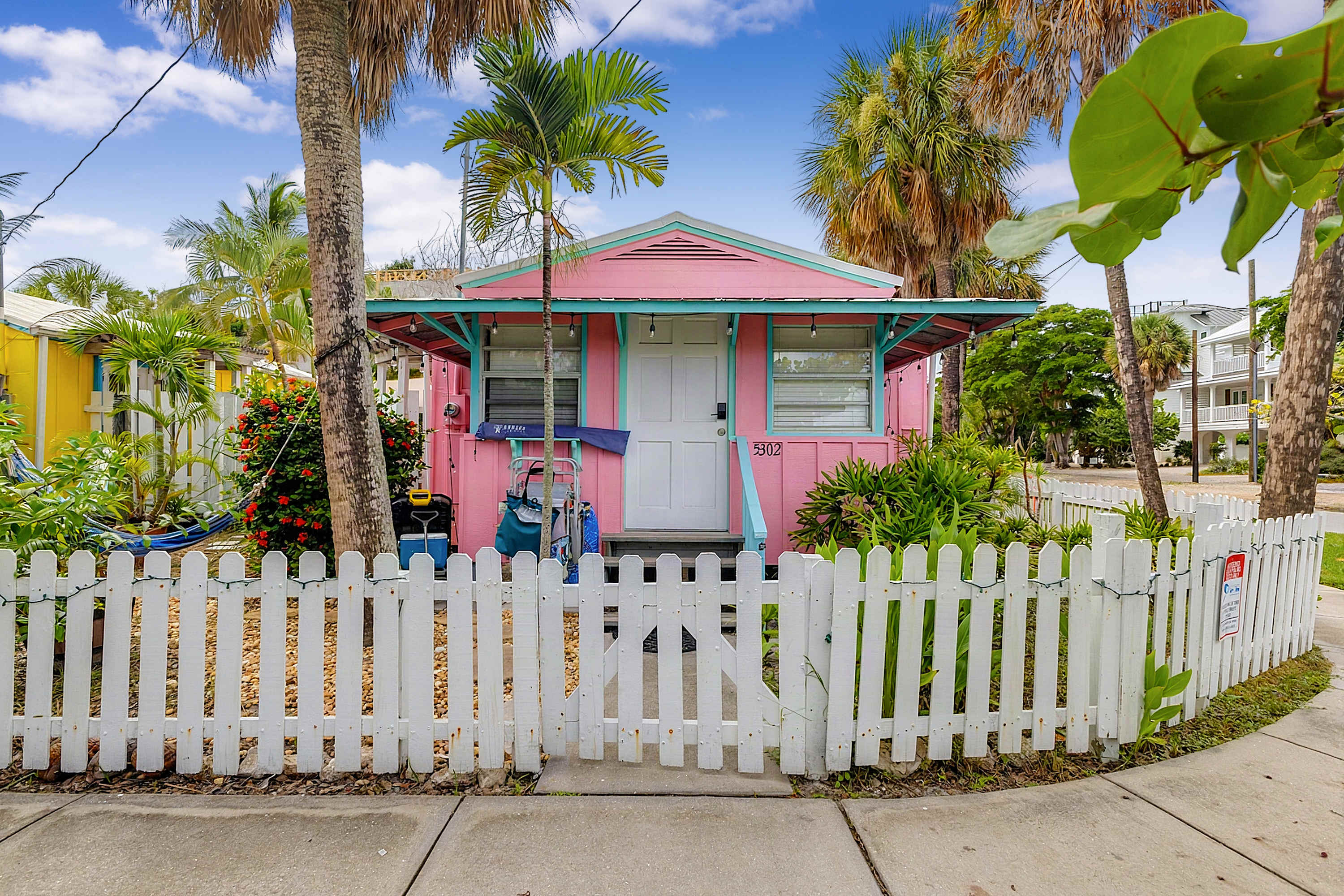 Pink Mango Cottage - Steps to Beach