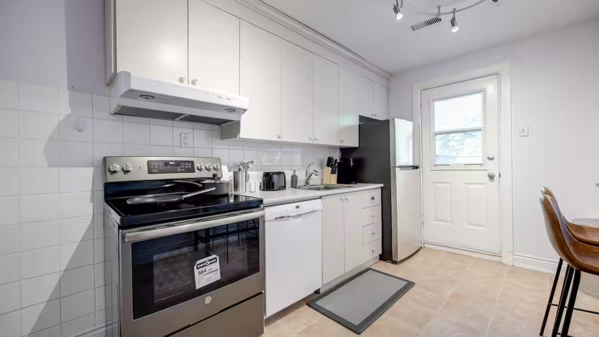 Home with Patio Near Little Italy CN Tower Access | Photo 5