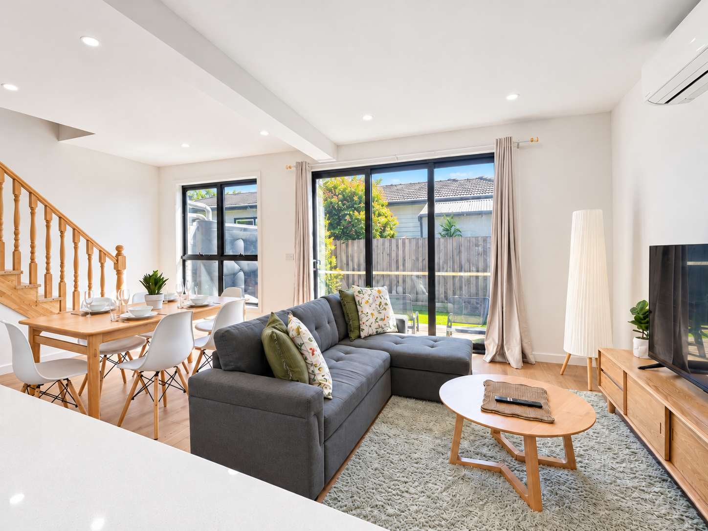 Bright 3BR in Box Hill Near Shops & Station