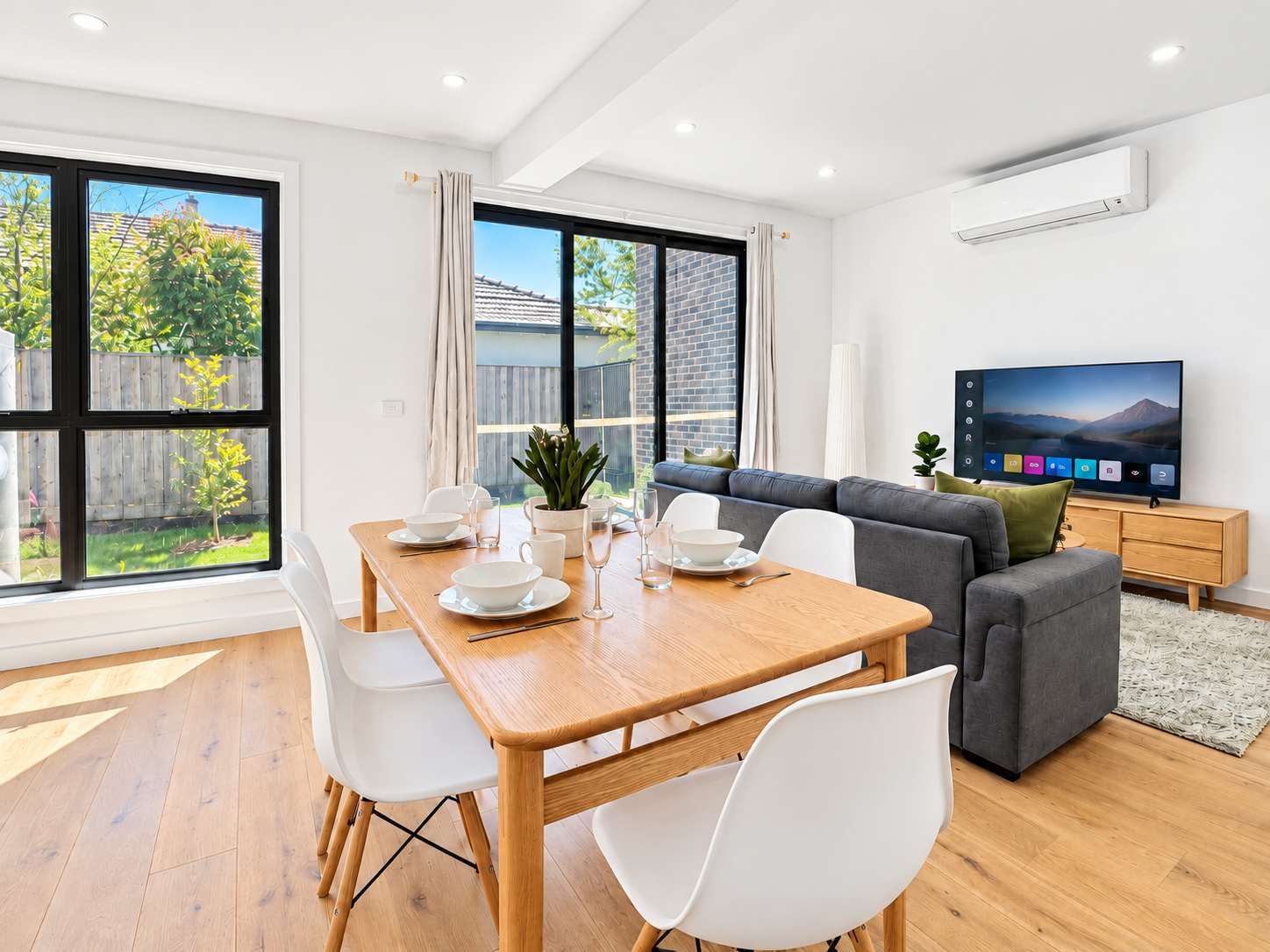 Bright 3BR in Box Hill Near Shops & Station