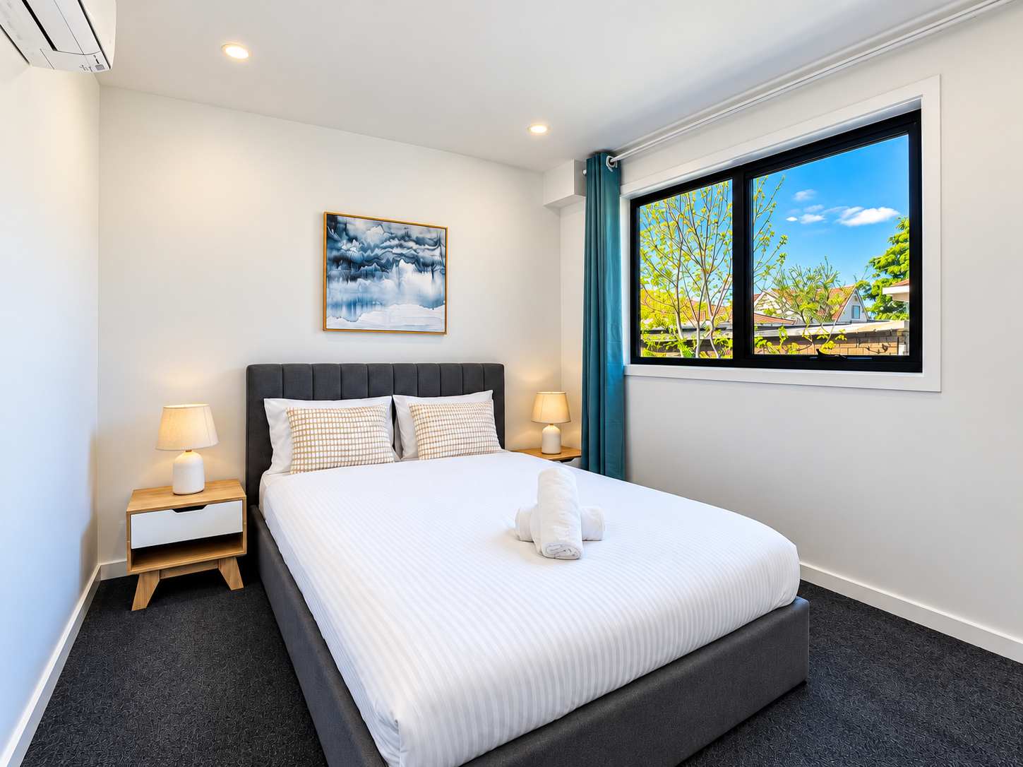 Bright 3BR in Box Hill Near Shops & Station
