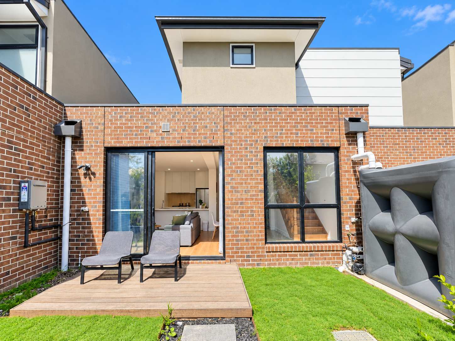 Bright 3BR in Box Hill Near Shops & Station