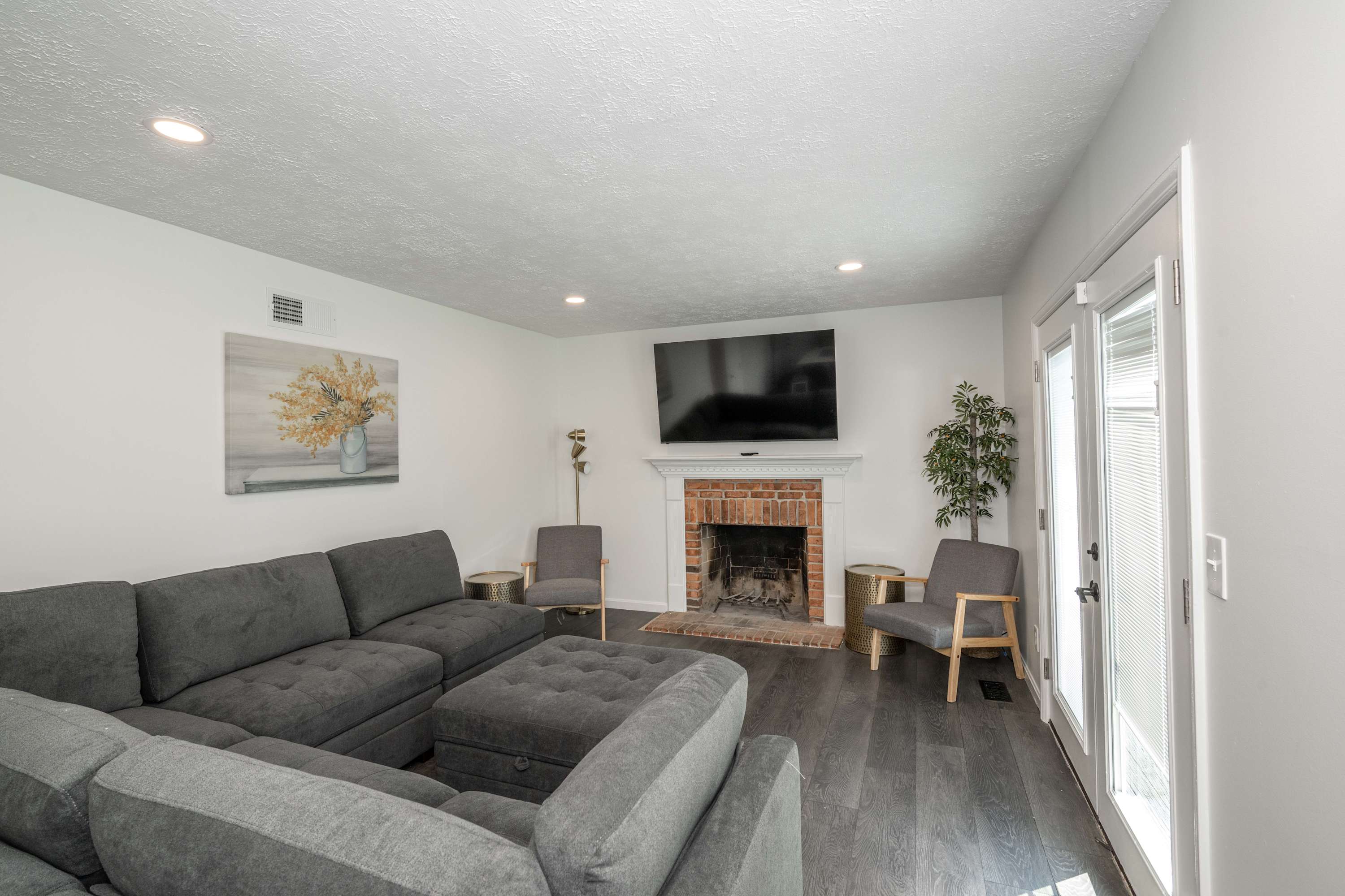 Relax in this inviting Mason, Ohio living room featuring a spacious sectional, Smart TV, and cozy fireplace. Perfect for family movie nights, gathering with friends, or unwinding after a day exploring nearby Kings Island and Cincinnati attractions!