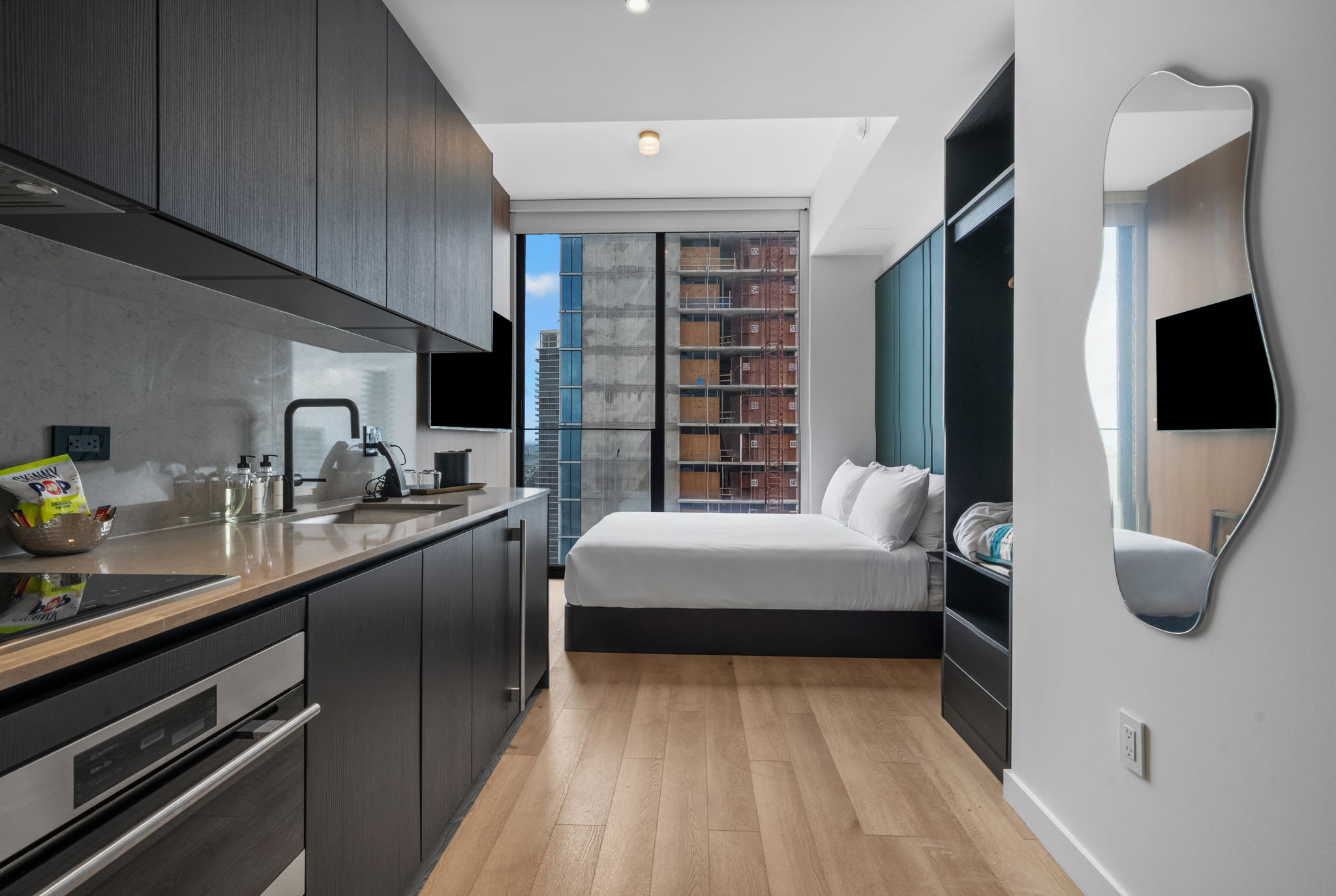 Luxury 49th Floor at E11EVEN w/ Rooftop Pool & Gym