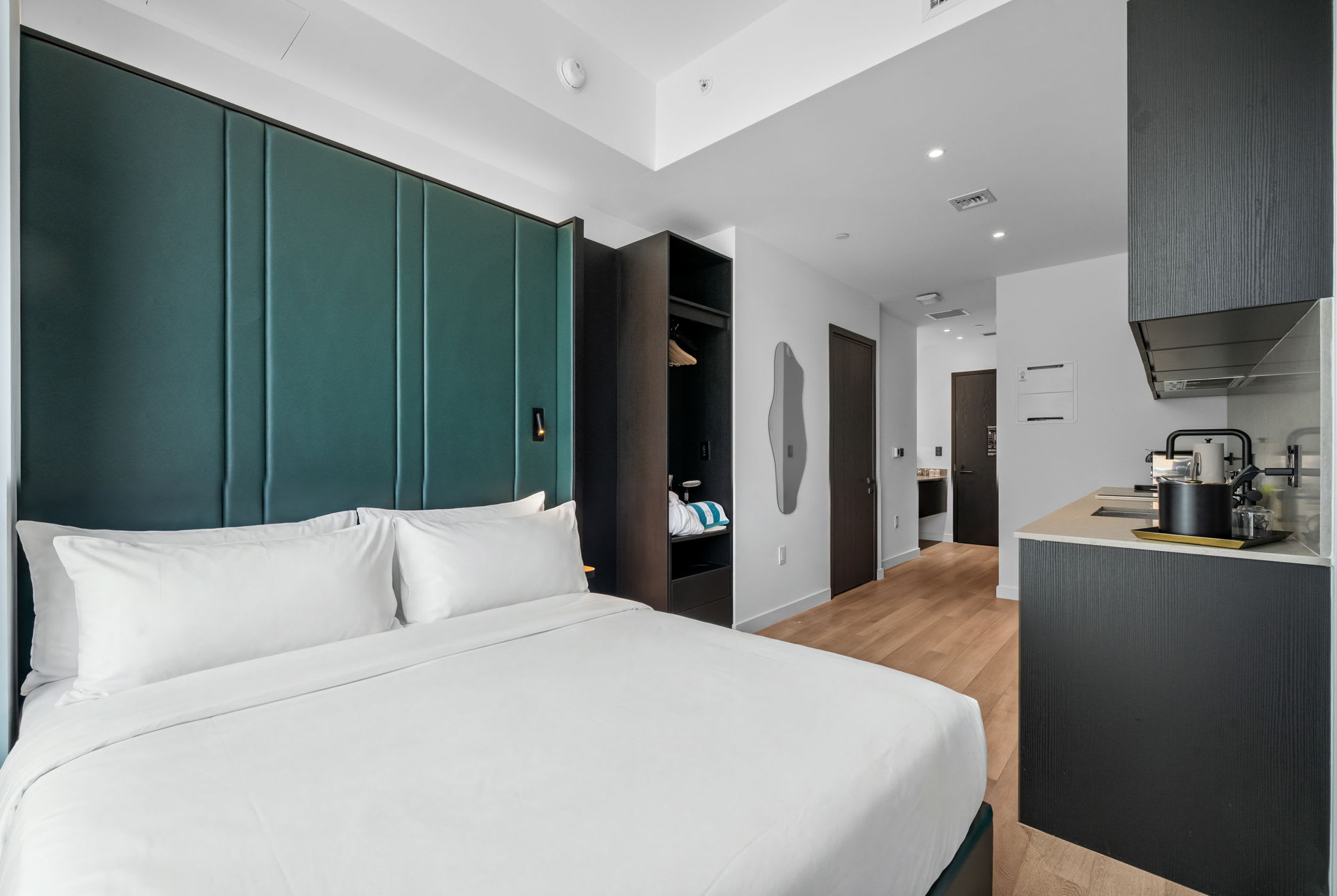 Luxury 49th Floor at E11EVEN w/ Rooftop Pool & Gym