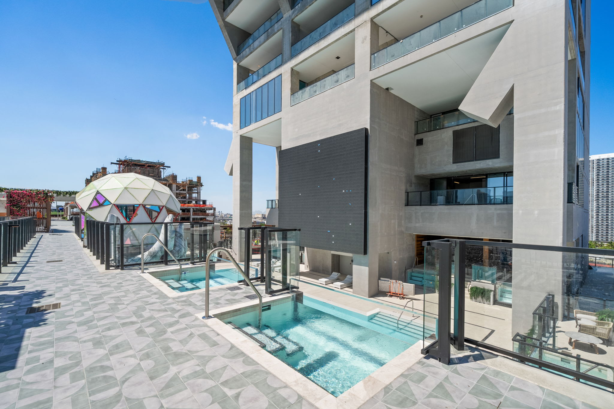 Luxury 49th Floor at E11EVEN w/ Rooftop Pool & Gym