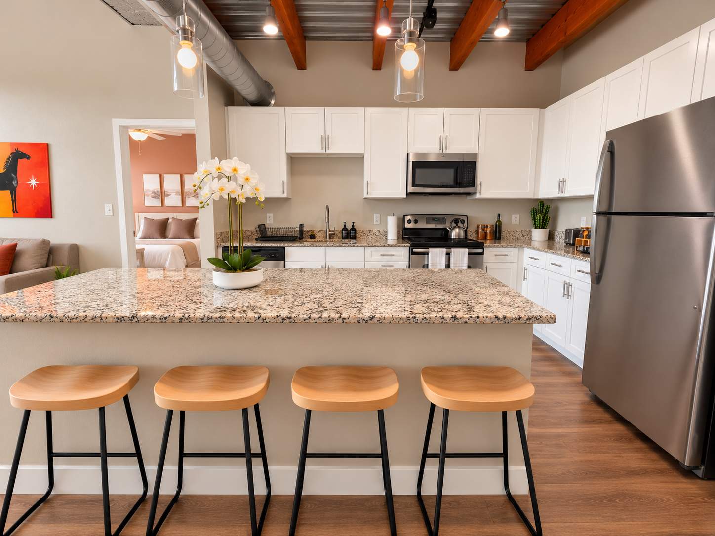Urban Cowboy Loft - 2 Kings - Walk Downtown - Pool