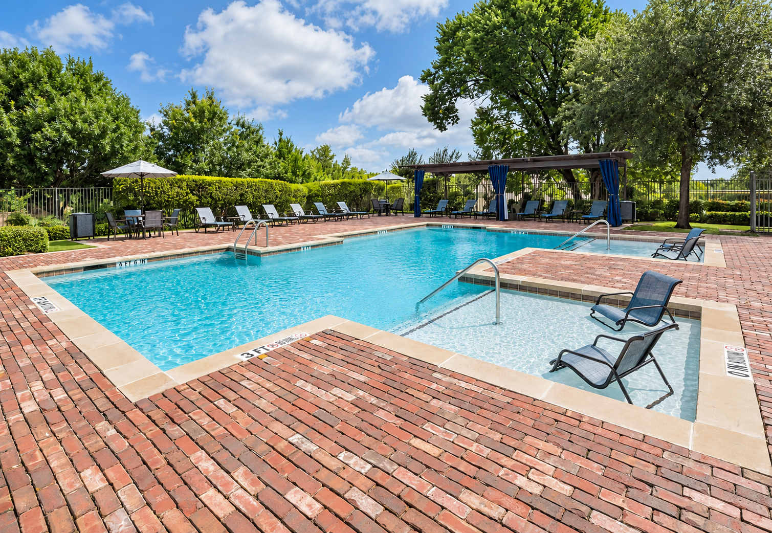 Urban Cowboy Loft - 2 Kings - Walk Downtown - Pool