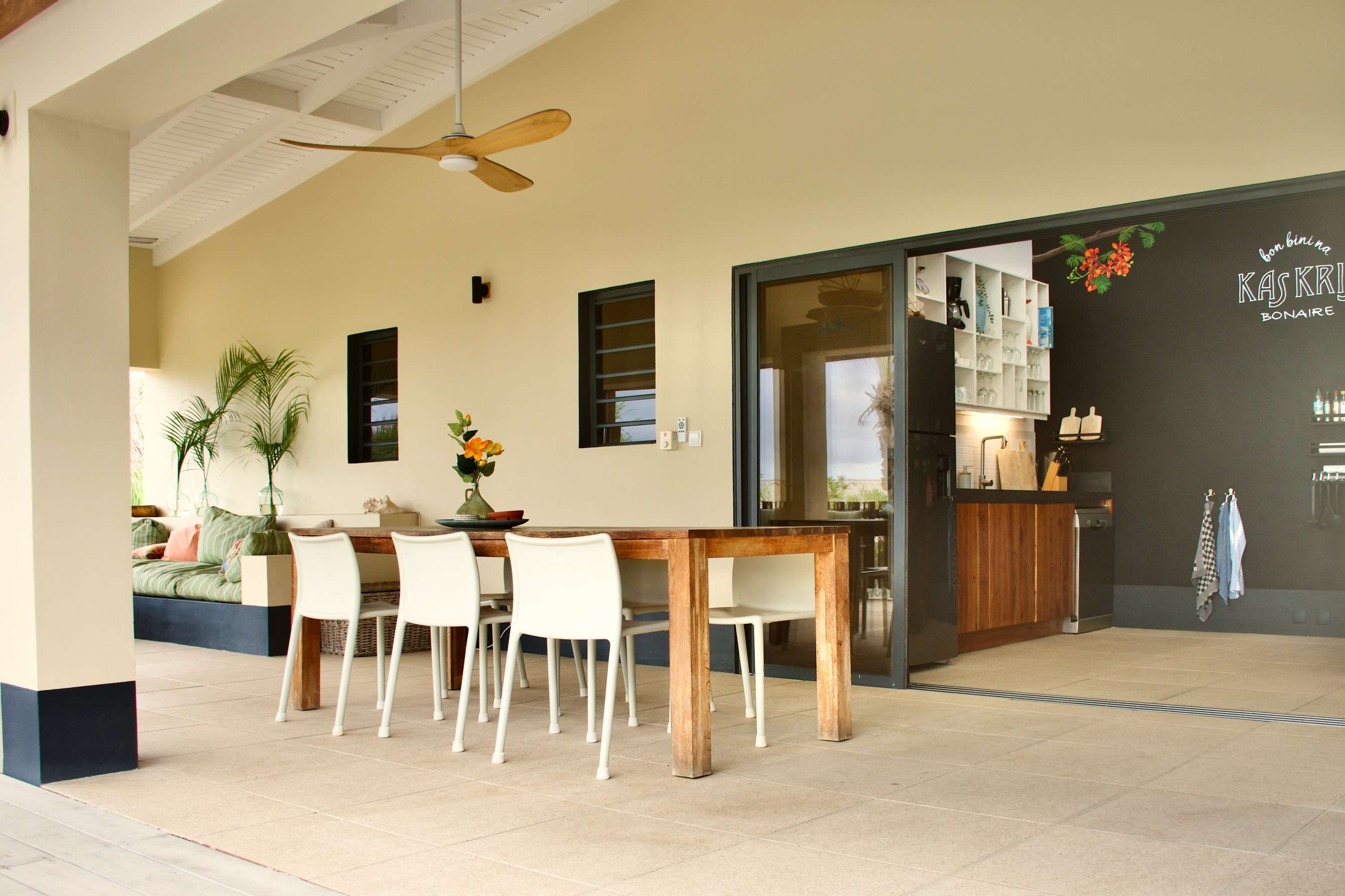 Kas Kris in Santa Barbara, interior and surroundings