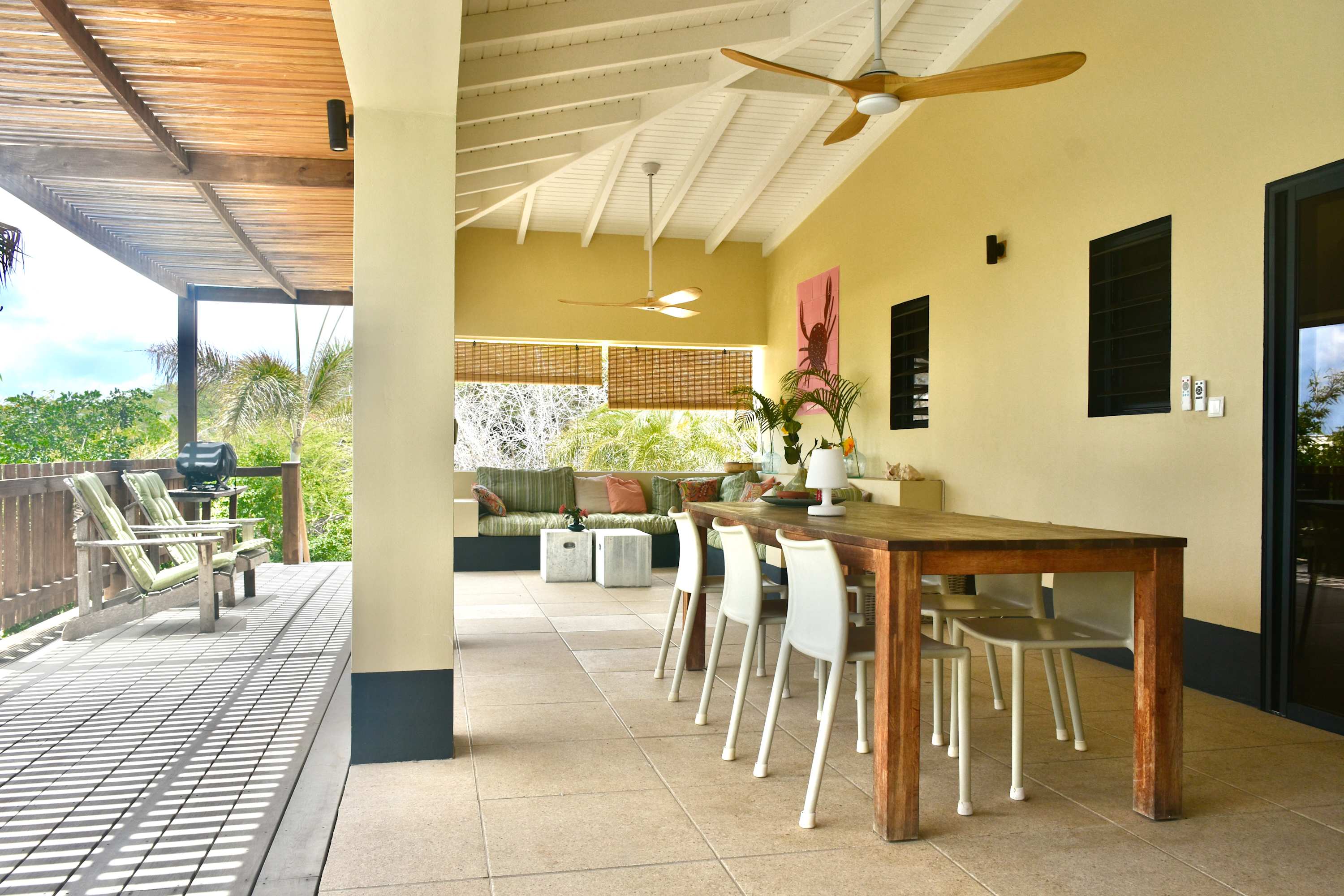 Kas Kris in Santa Barbara, interior and surroundings
