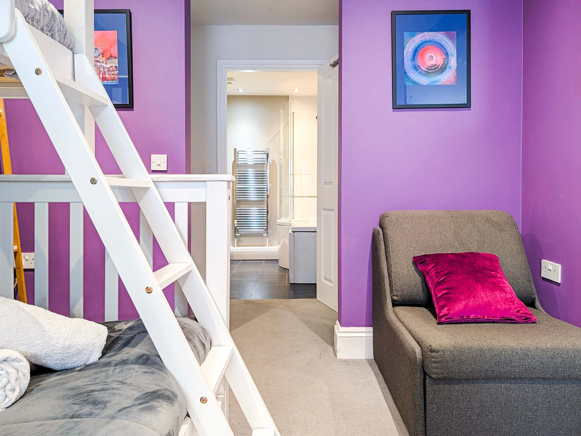 West Pier Beach - by Brighton Holiday Lets - Brighton Holiday Home - Image 3