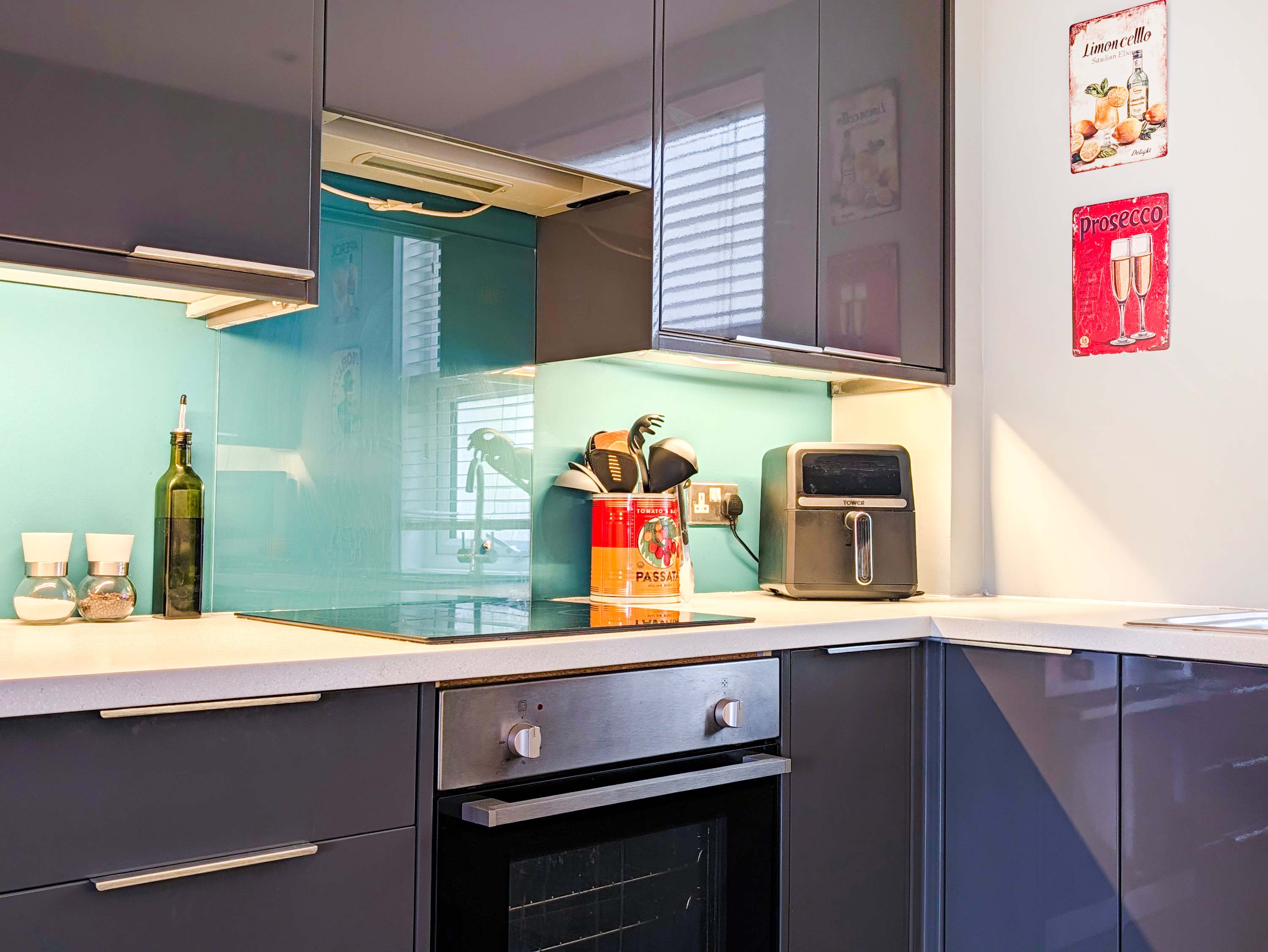 West Pier Beach - by Brighton Holiday Lets - Brighton Holiday Home - Image 7