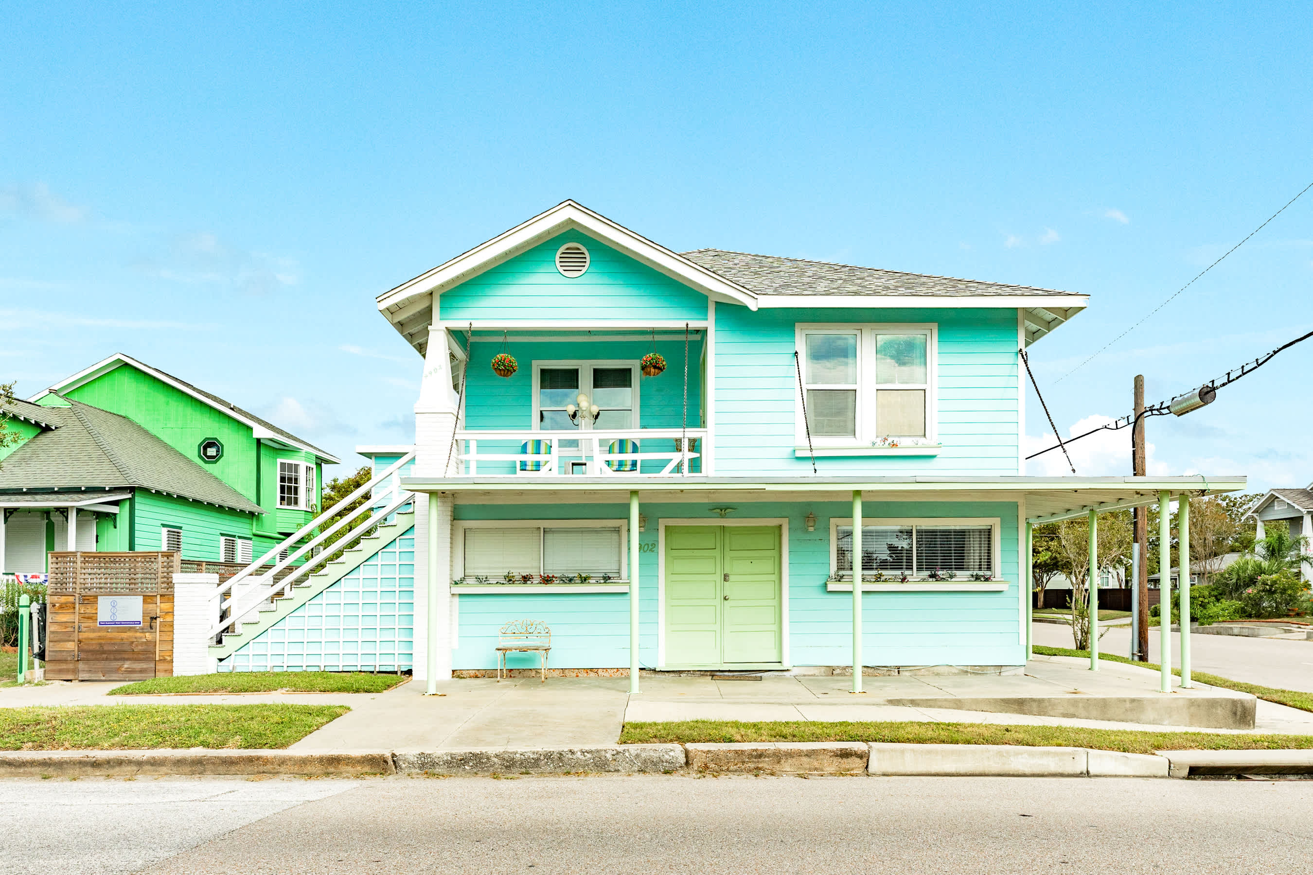 Blue Turtle Vintage Island Charm in Midtown