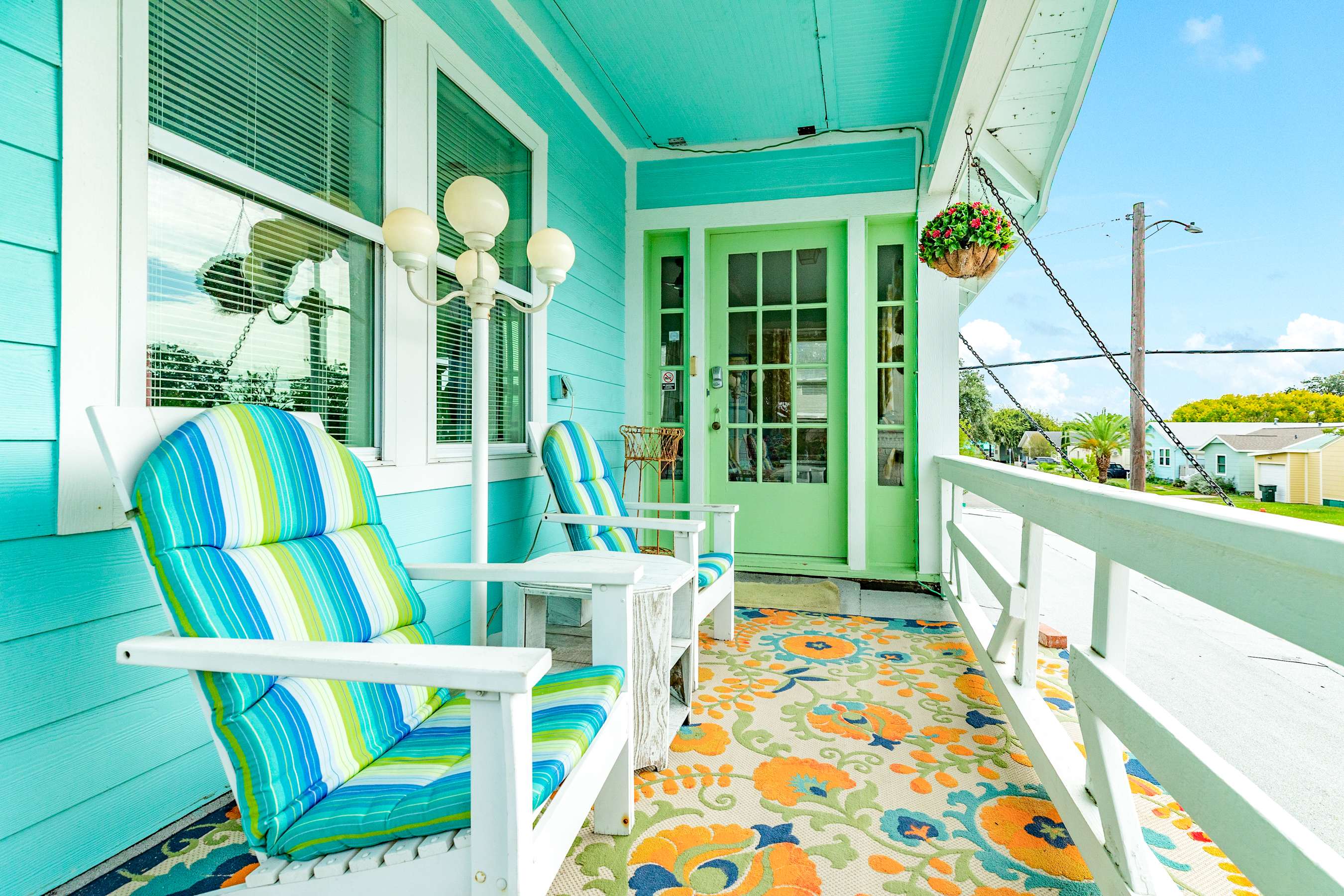 Blue Turtle Vintage Island Charm in Midtown 3