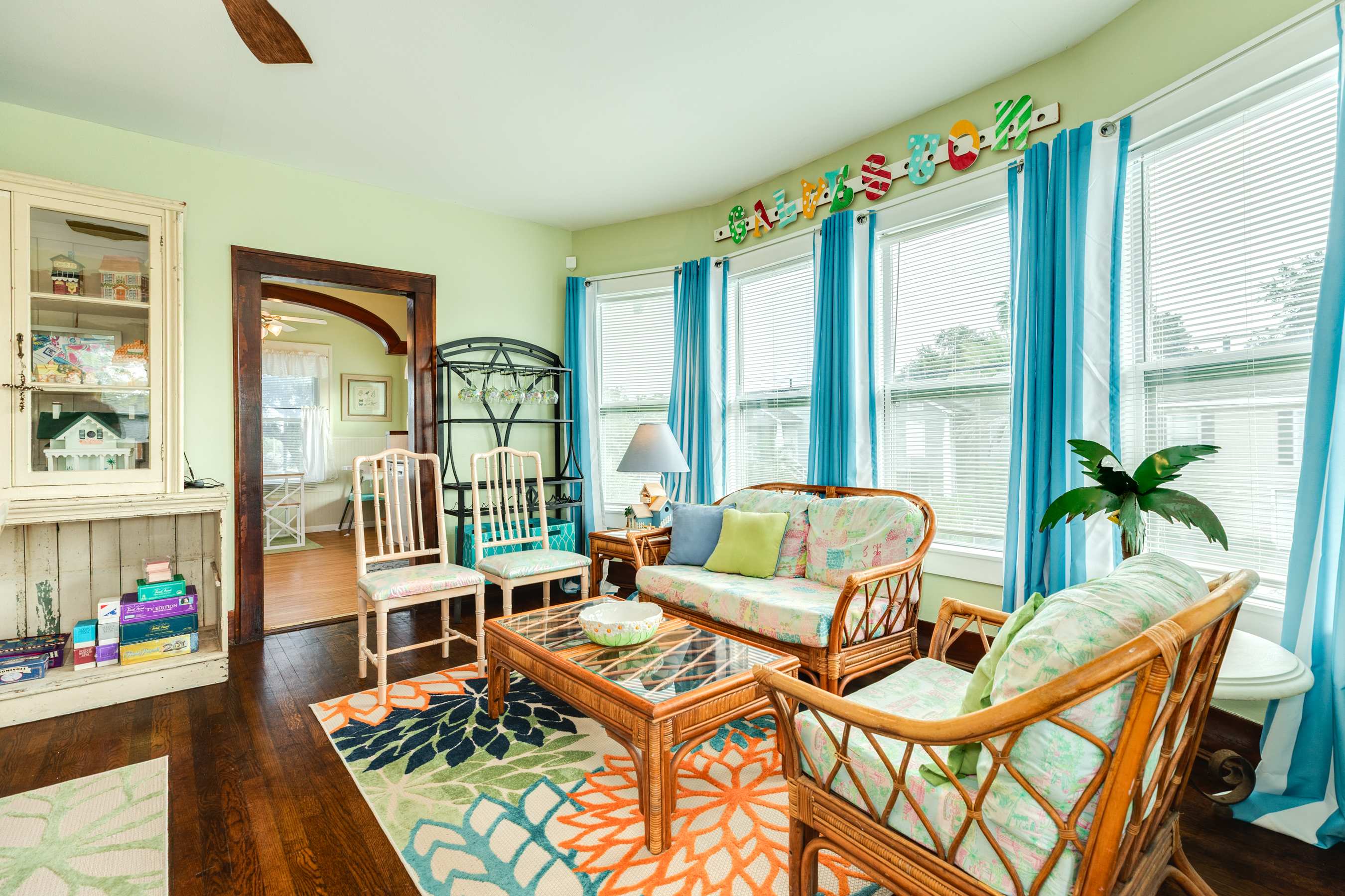 Blue Turtle Vintage Island Charm in Midtown 7
