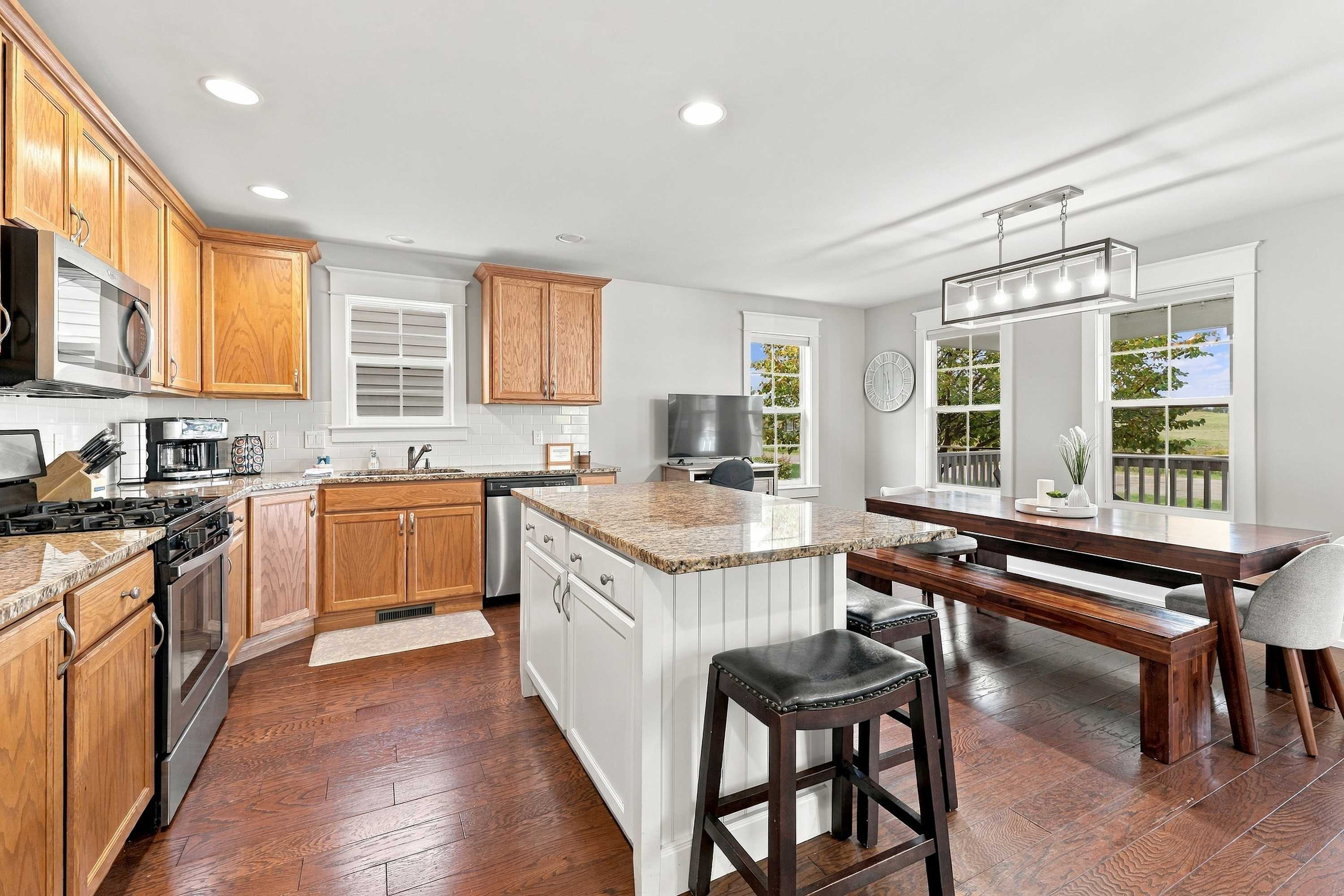 Gas range, dishwasher, and coffee bar make vacation meals easy to pull off.