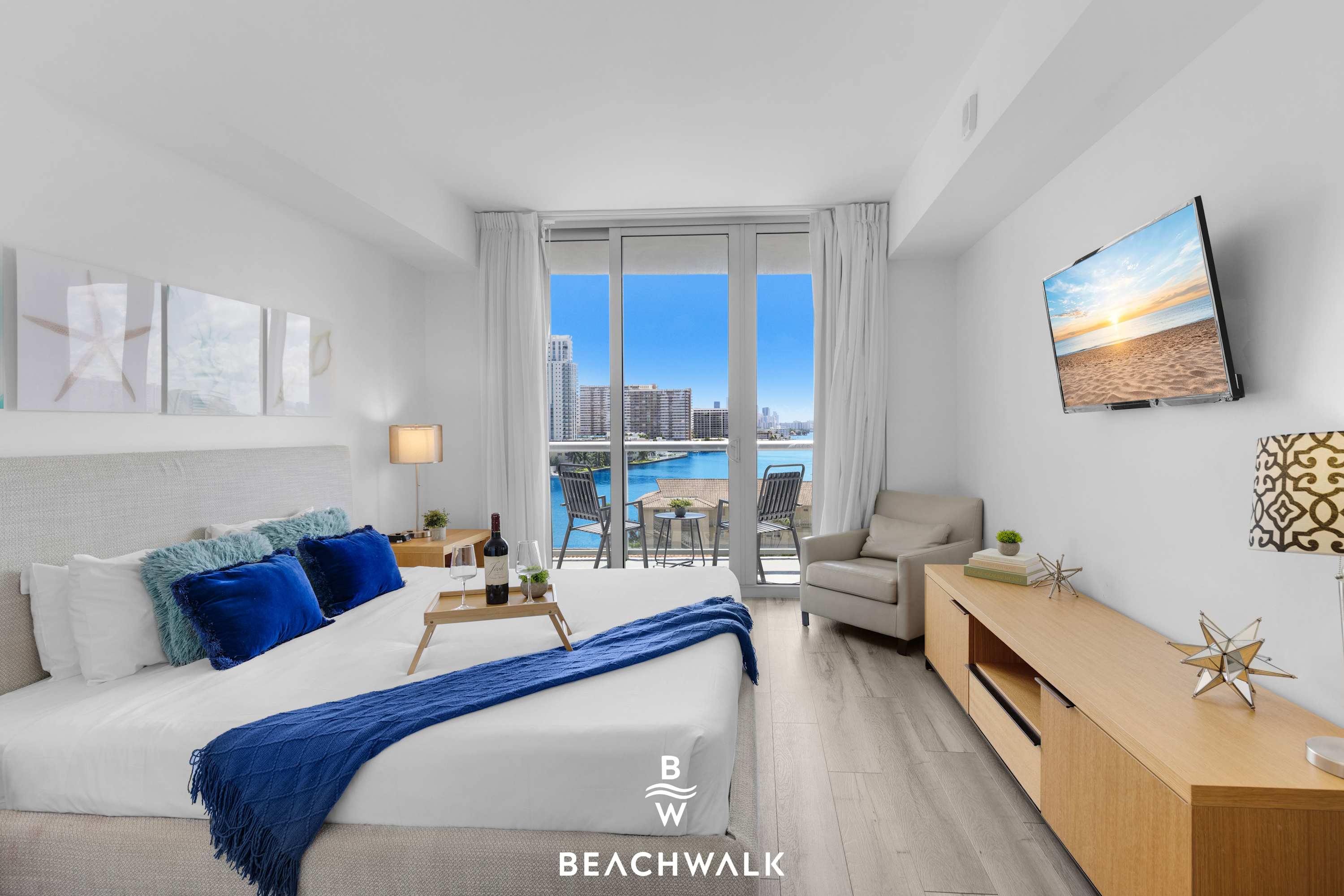 Amazing Apartment with Bay View Balcony Near Beach