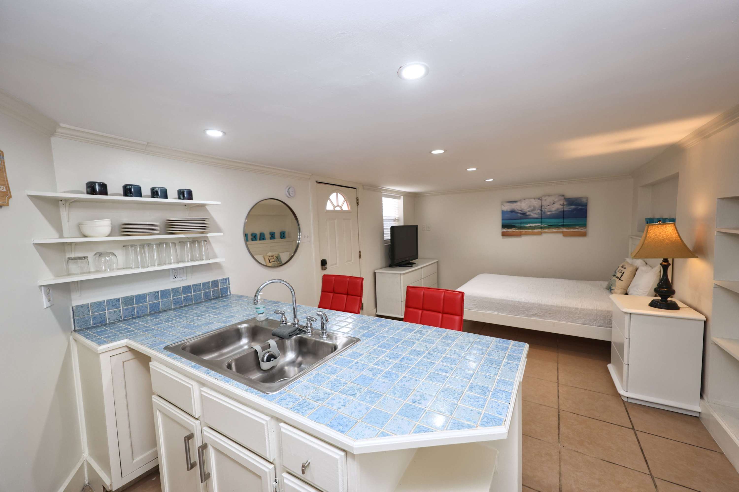 Enjoy an open studio layout with a queen bed, Smart TV, and a breakfast bar for 2​