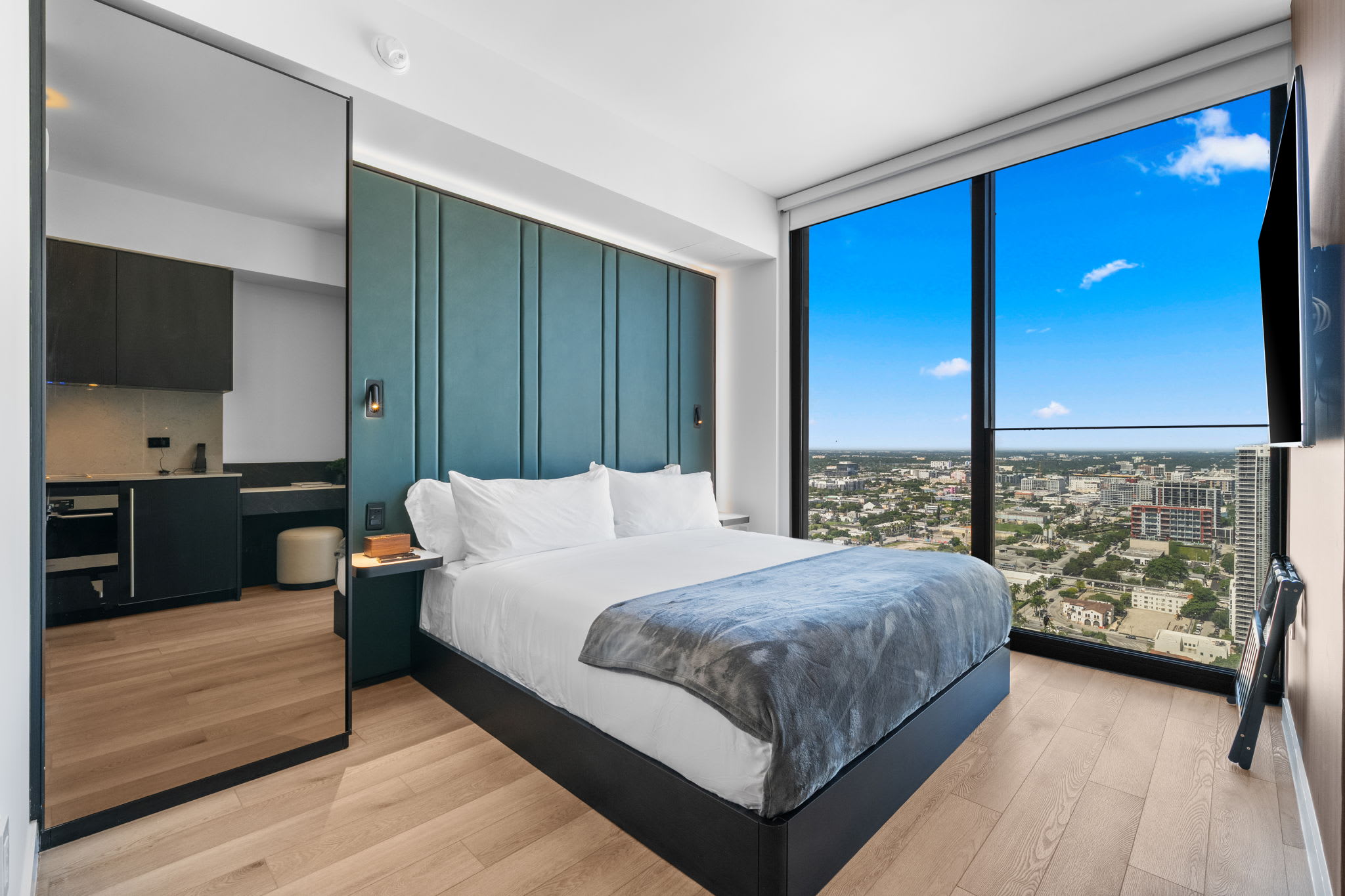 24th Floor E11EVEN | Luxury Studio + Rooftop Pool