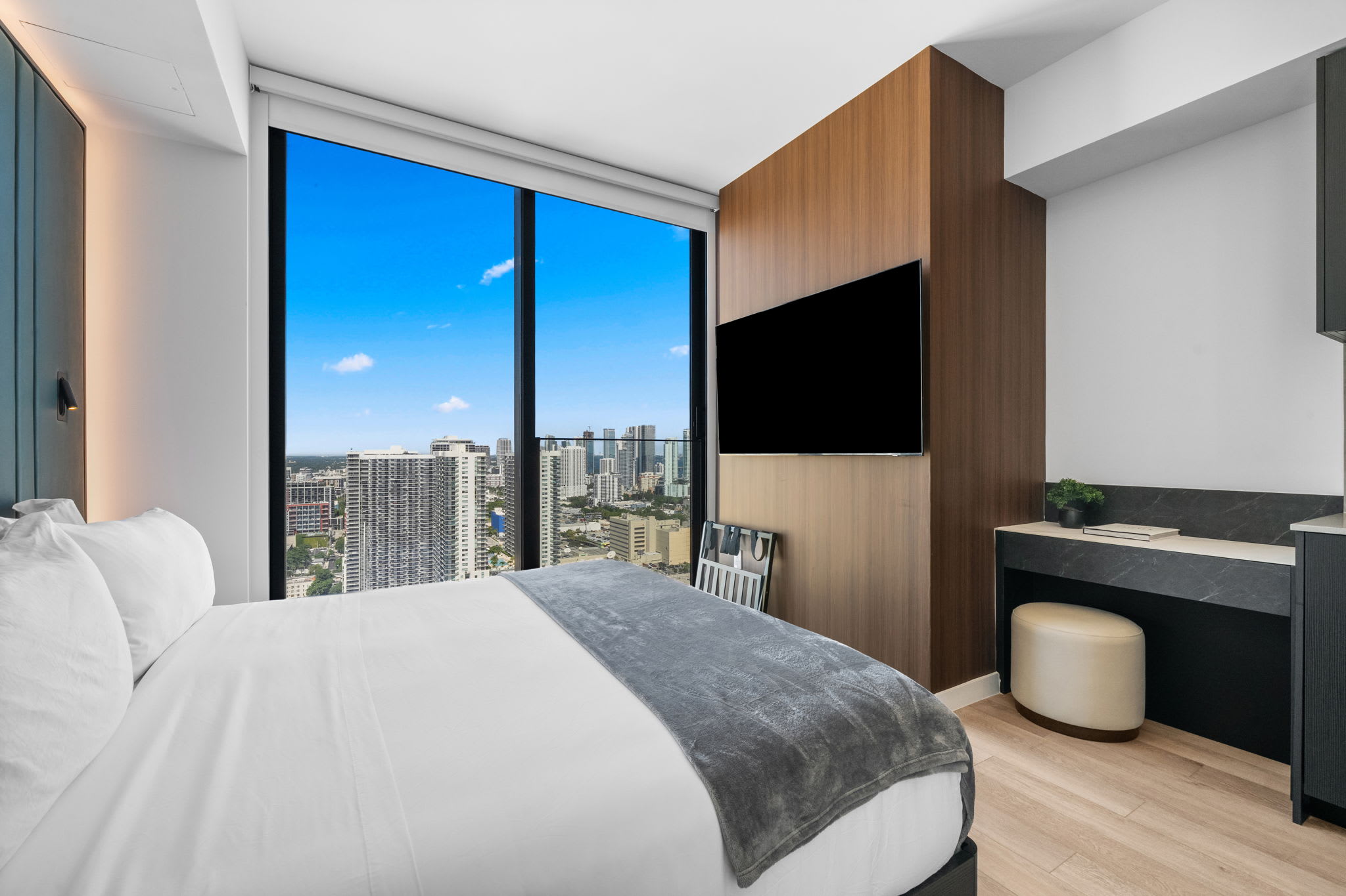 24th Floor E11EVEN | Luxury Studio + Rooftop Pool