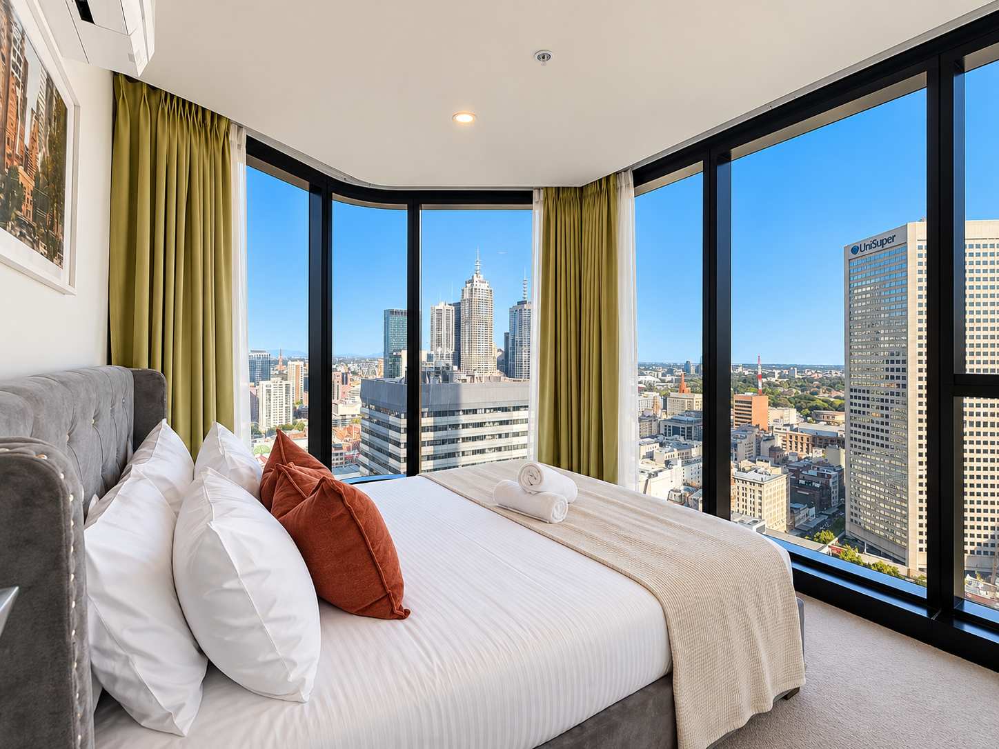 Melbourne CBD 3BR Skyline Views, Pool & Parking