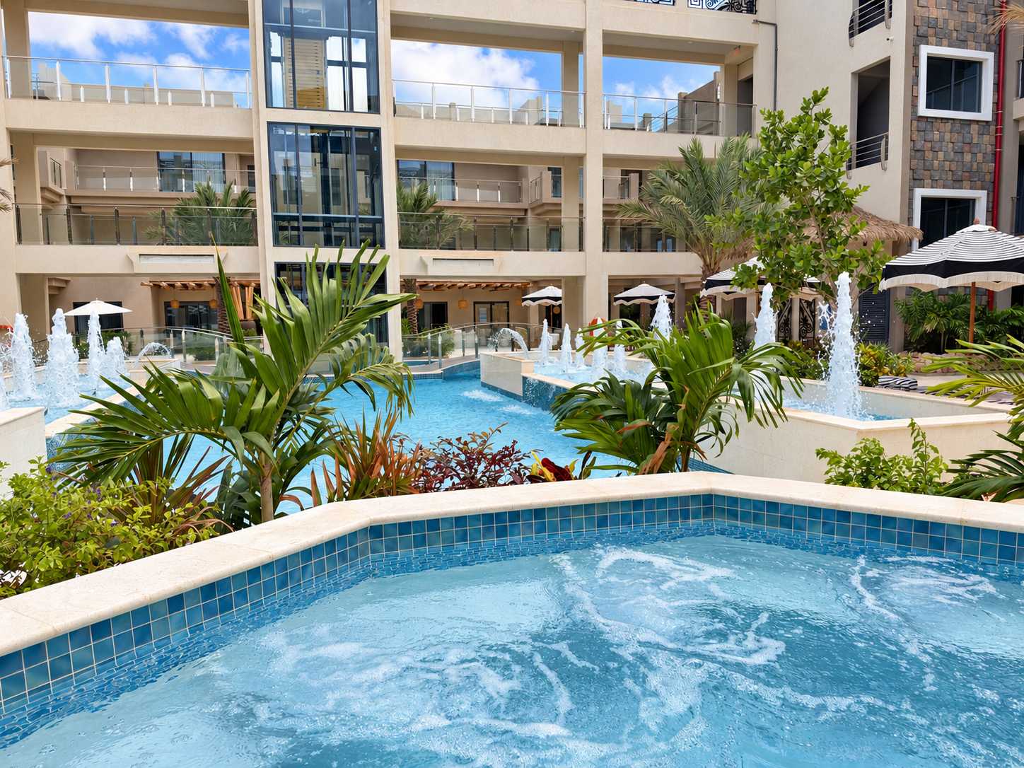 Walk-Out to Pool |Jacuzzi, BBQ & White Sand Lounge — Noord — vacation rental