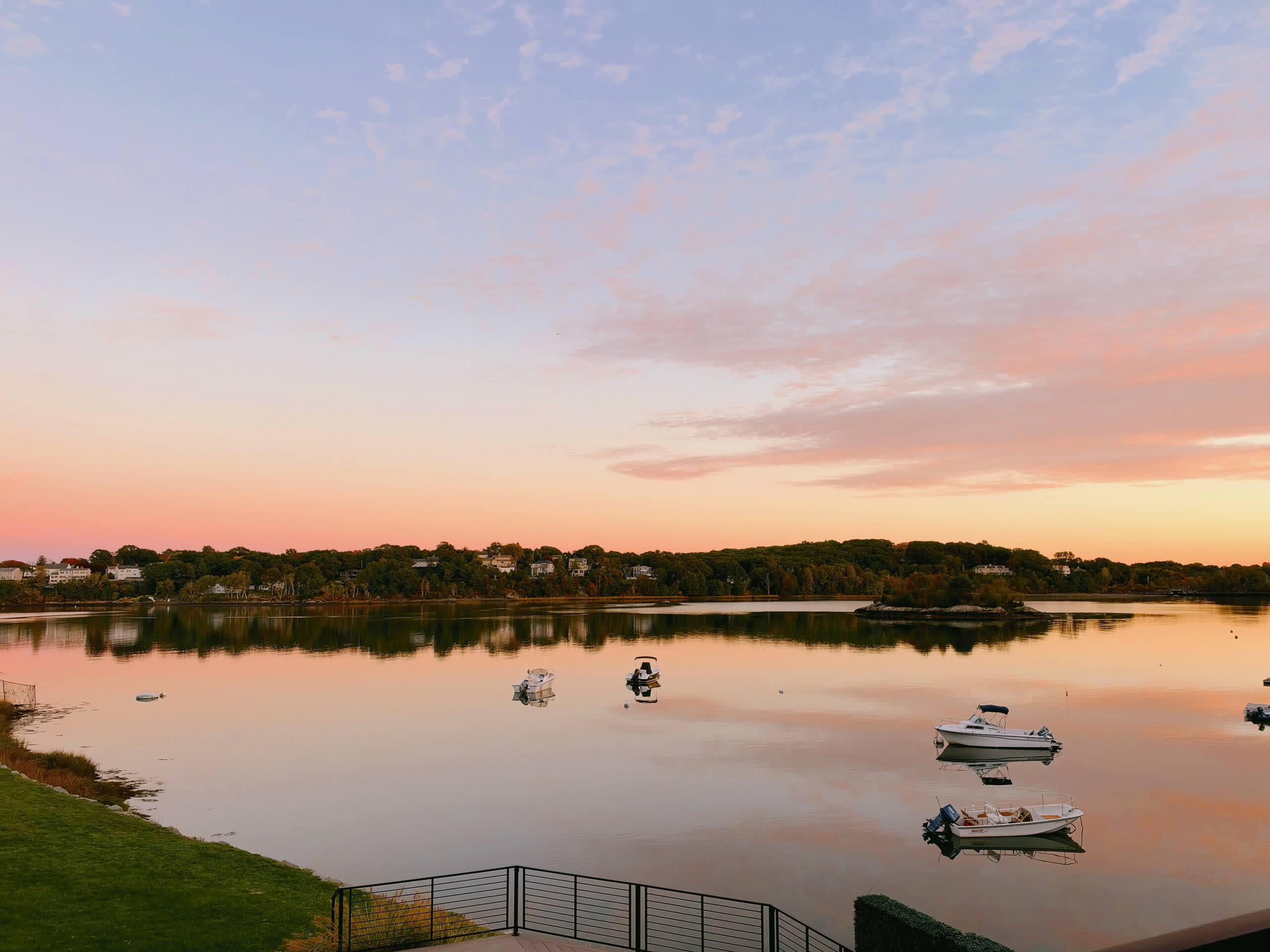 Salem Waterfront Couples Retreat - 1 mi Downtown!