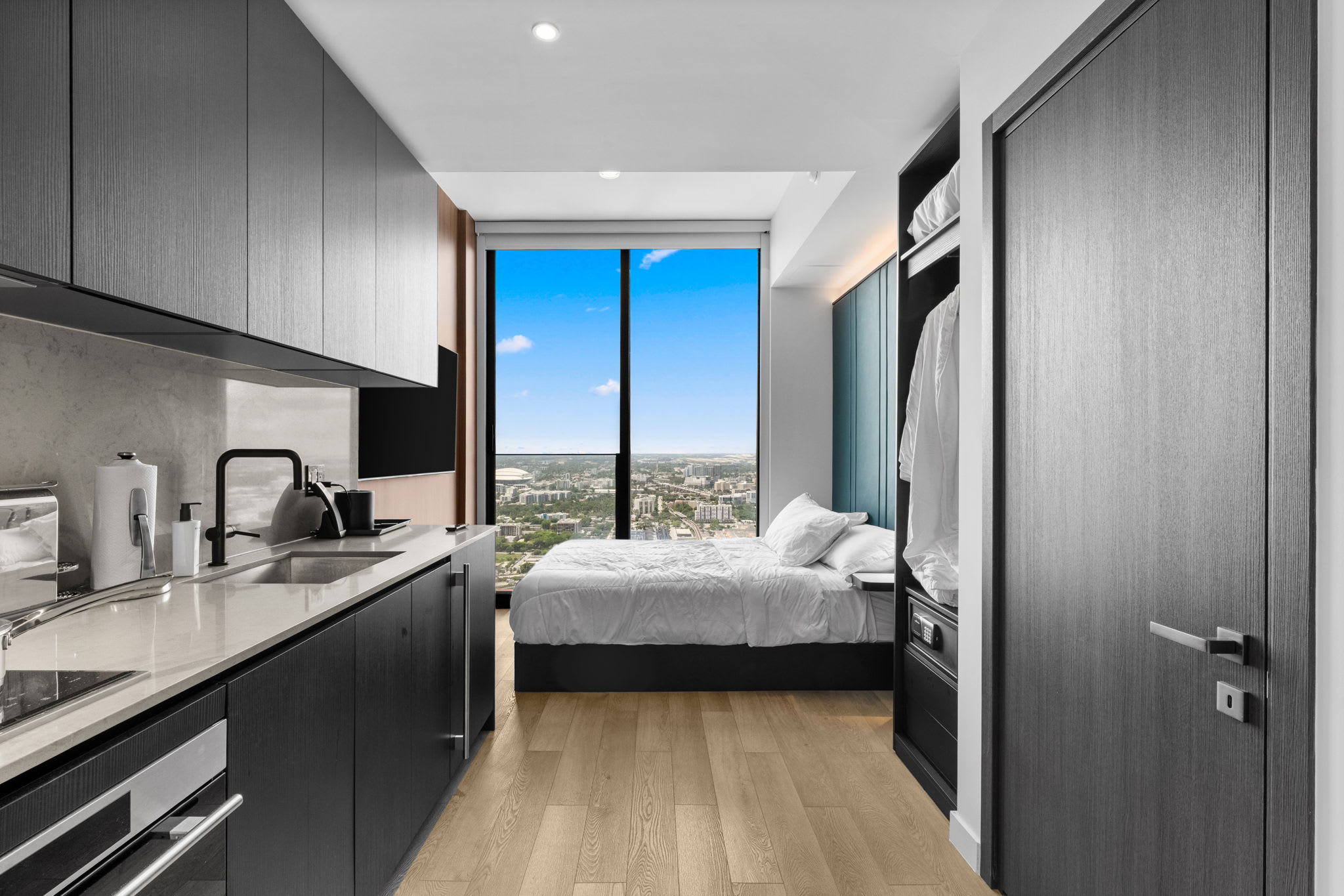 48th Floor E11EVEN | Skyline & Sunset Views