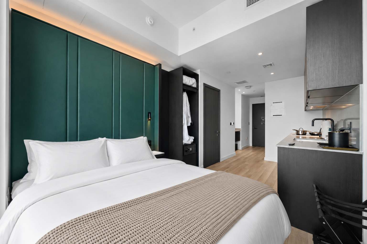 48th Floor E11EVEN | Skyline & Sunset Views