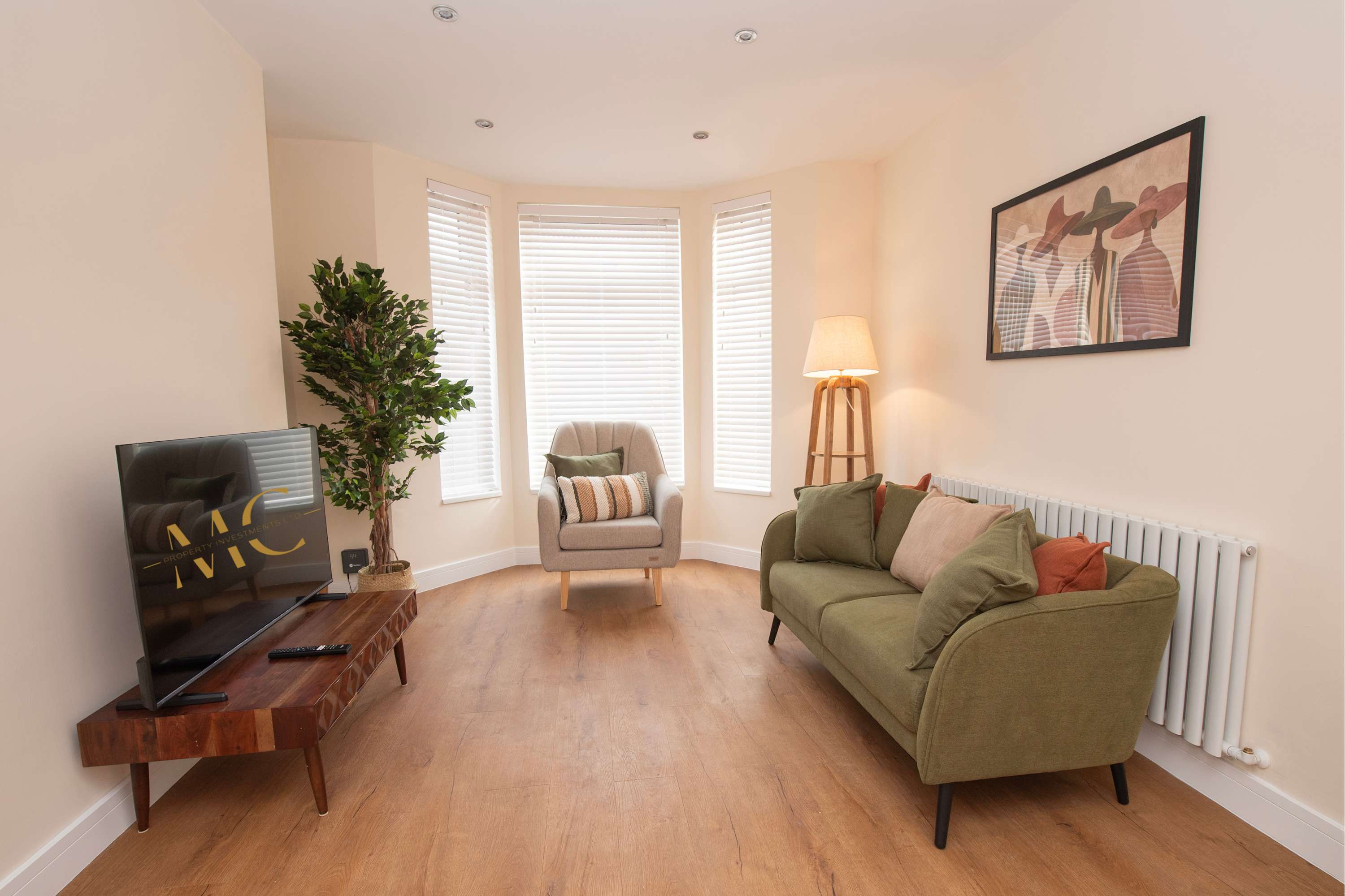 Welcoming Hull Home with En Suite & Street Parking