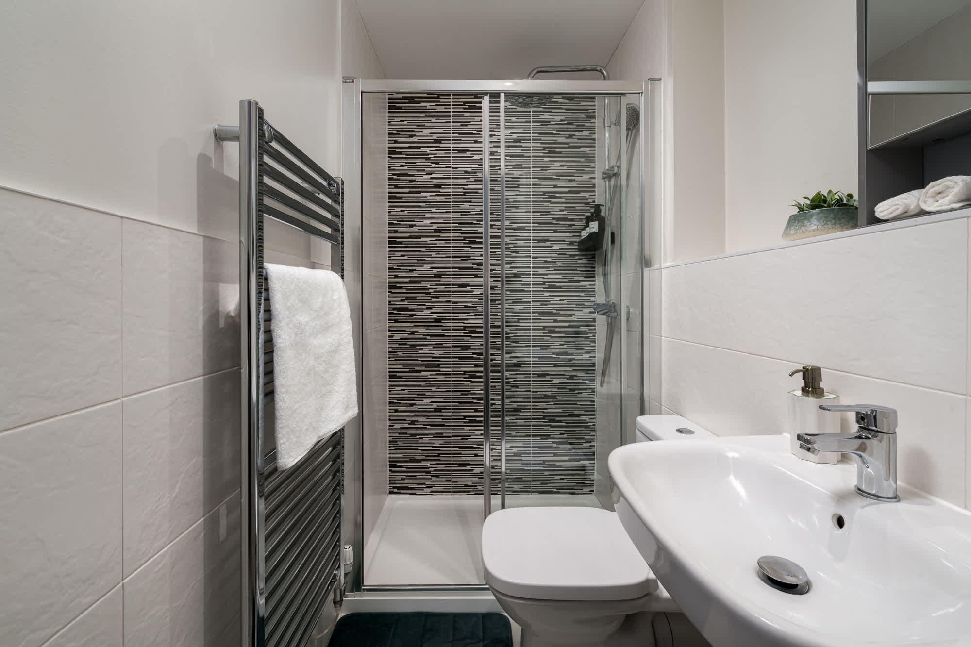 Luxury 5-Bed Detached Home | Garden & Parking