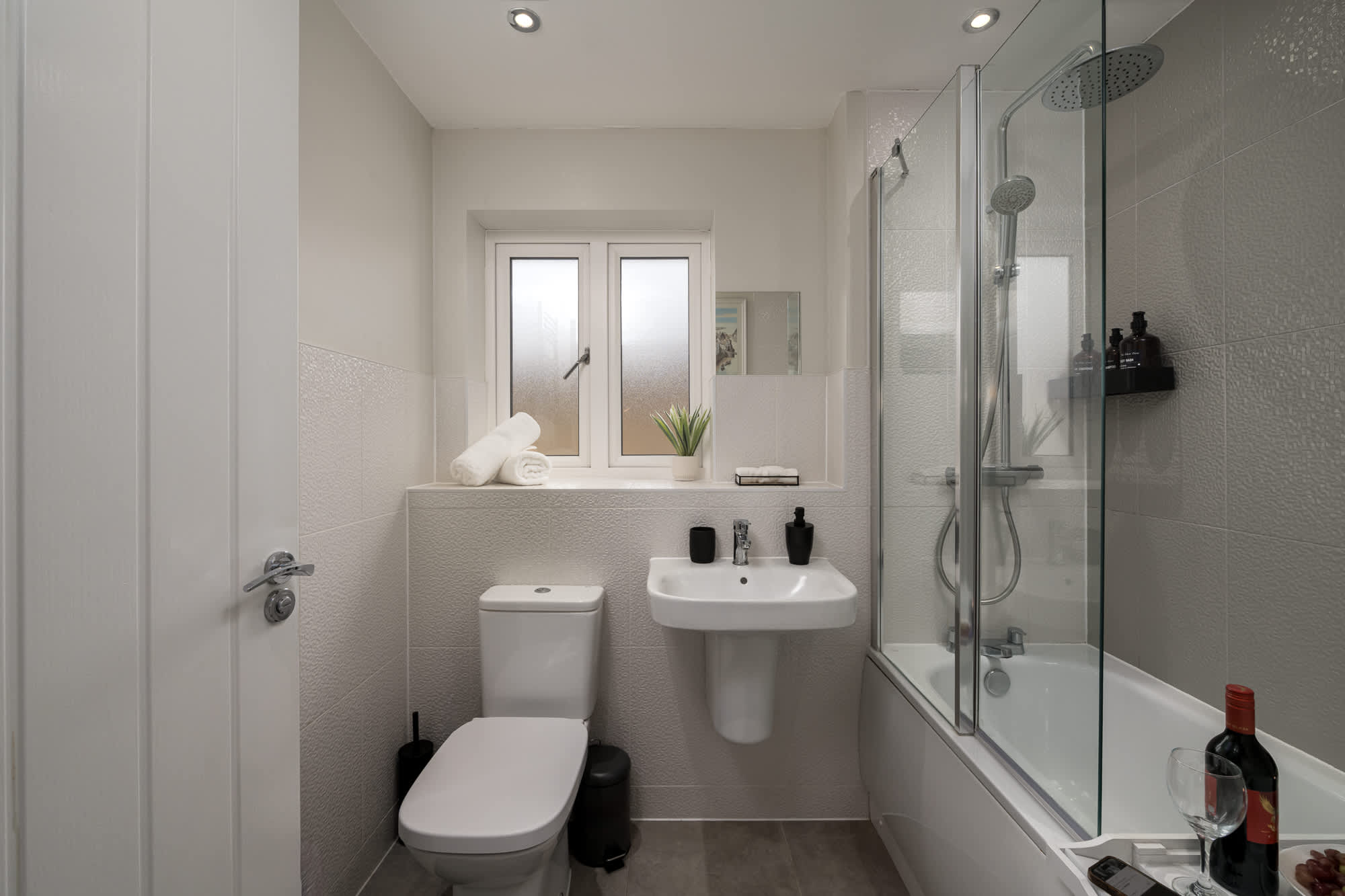 Luxury 5-Bed Detached Home | Garden & Parking