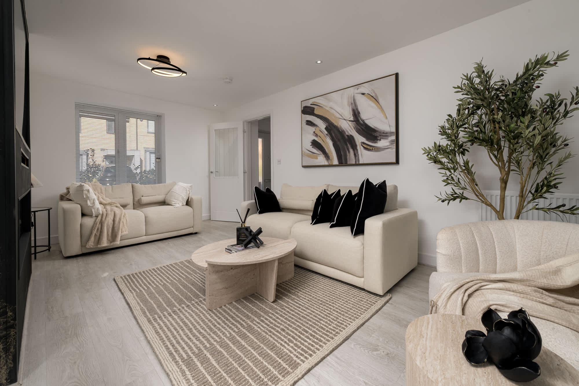 Luxury 5-Bed Detached Home | Garden & Parking