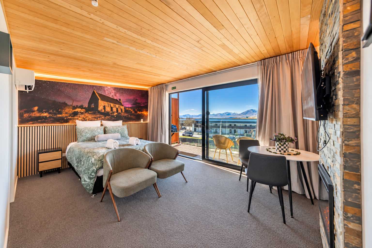 Starlight Escape | Lake Views + Balcony