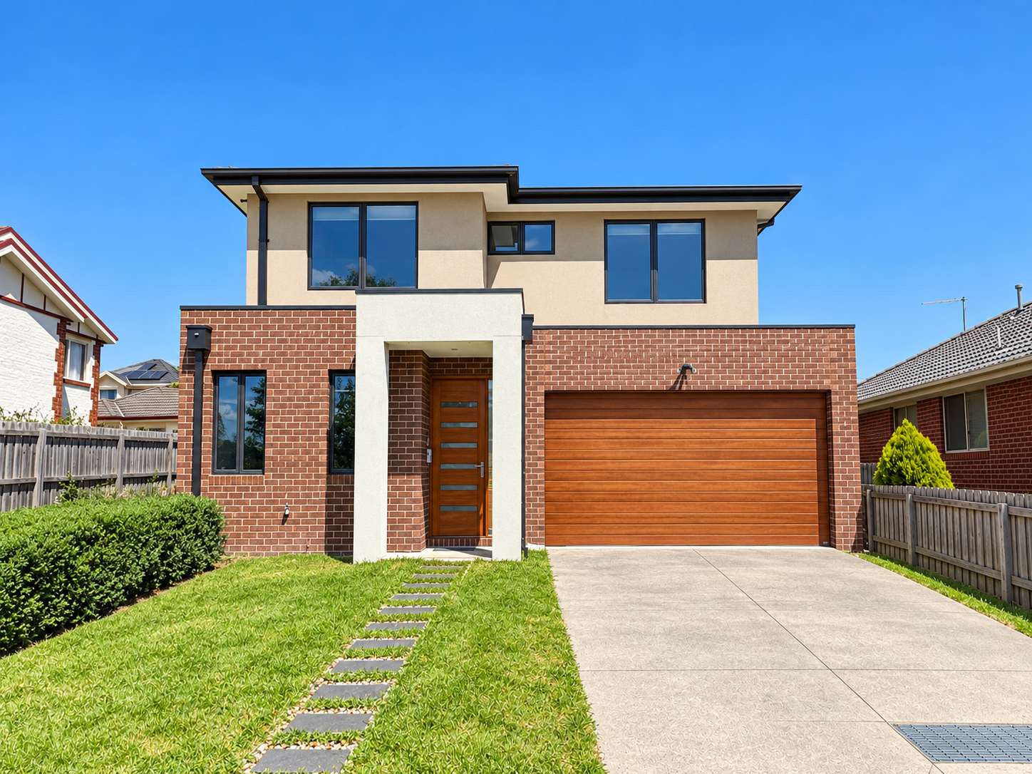Box Hill North 4BR 3BA Villa with Parking
