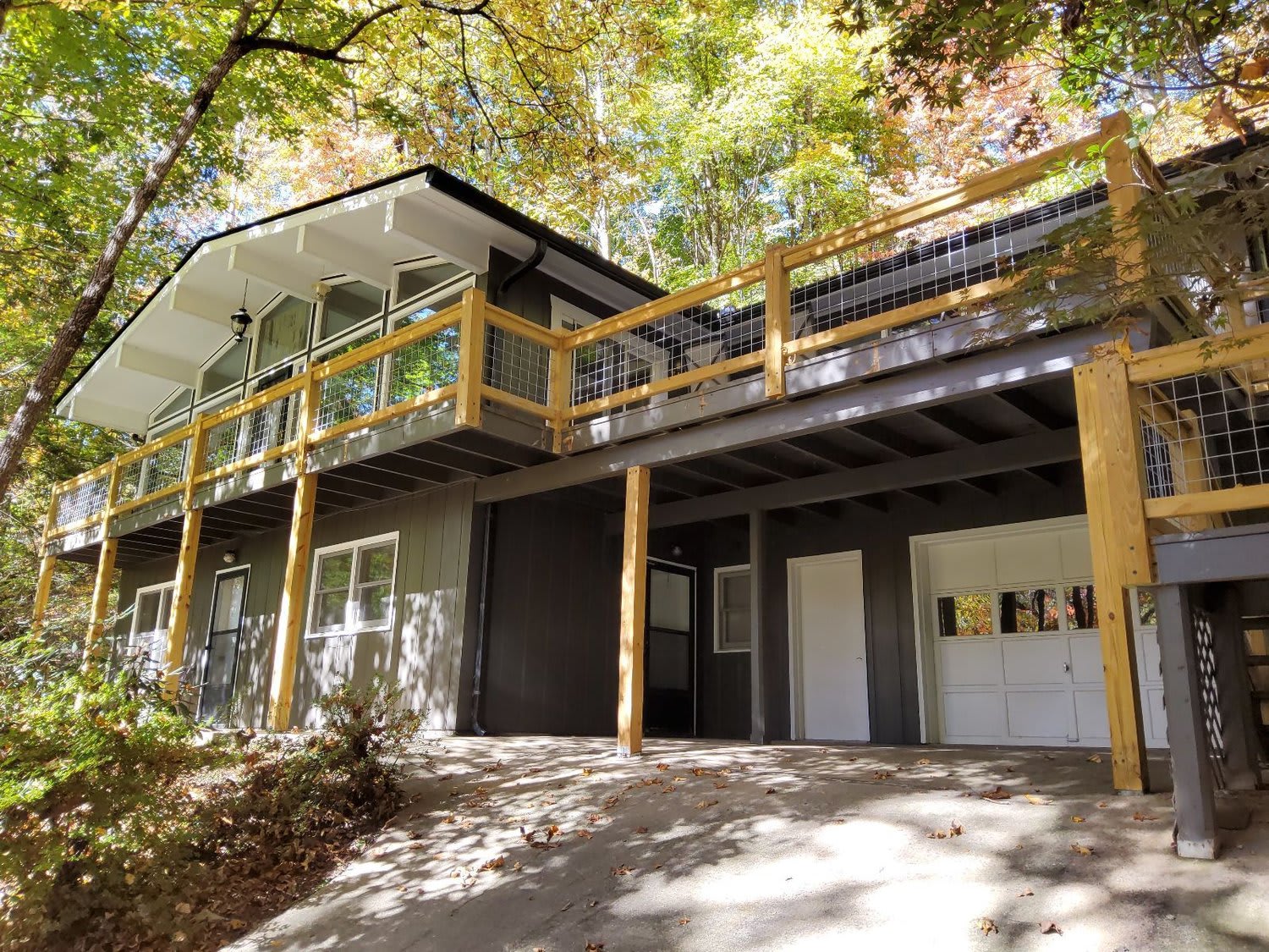 The NC Treehouse - mountain views, large deck