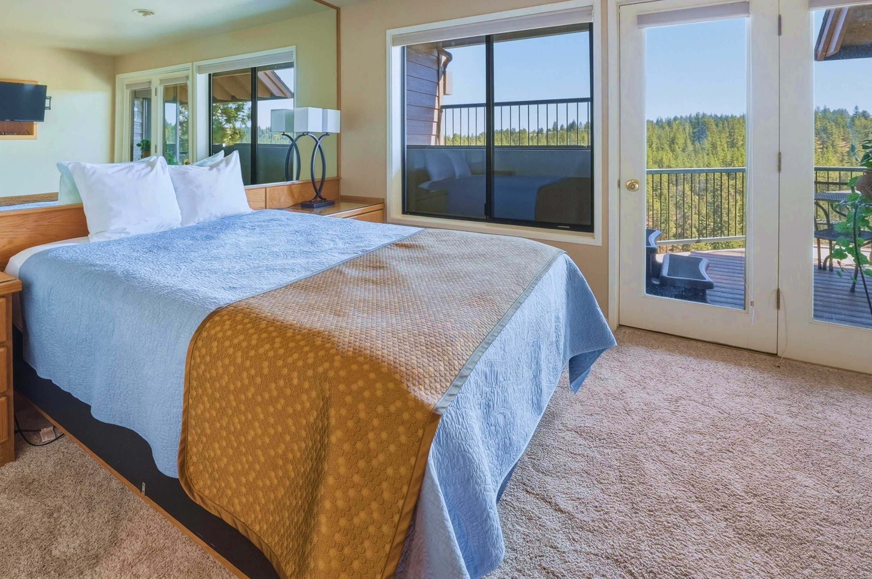 Bedroom 1 with queen bed, deck, Smart TV, and shared ensuite 