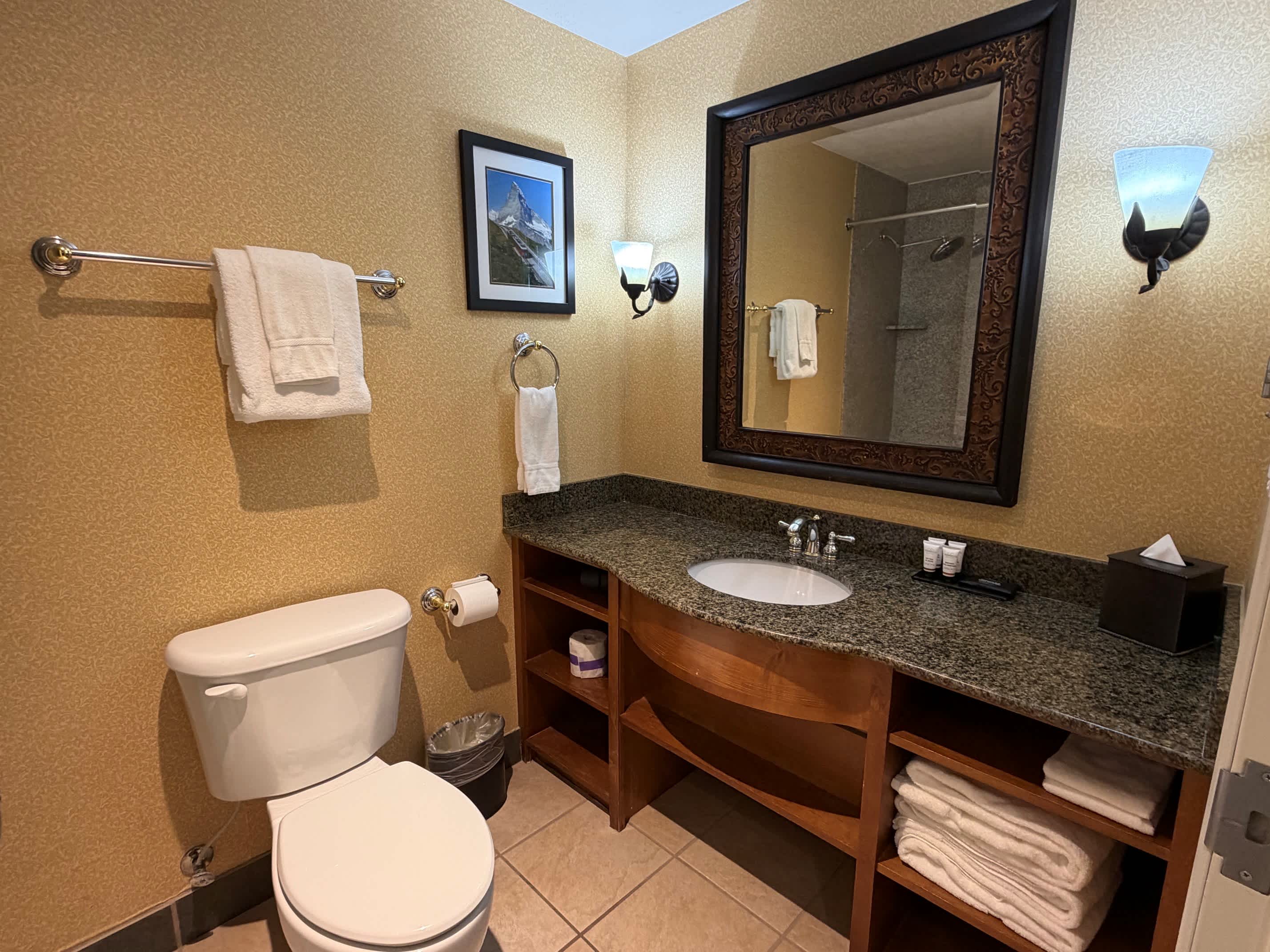 Enjoy everyday comfort in the full bathroom featuring a tub and shower combination for your stay​.