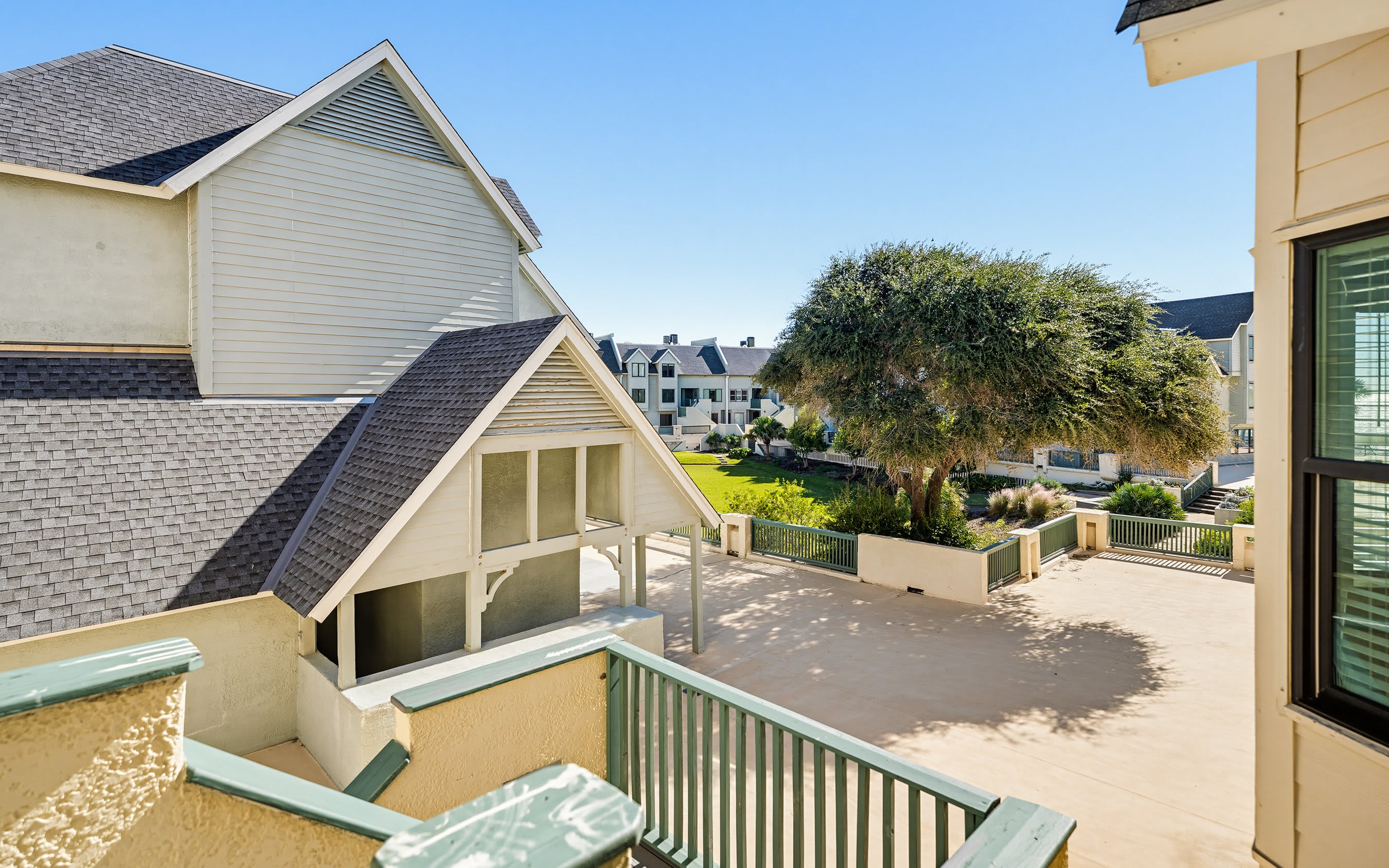661 Newhaven | Photo 4
