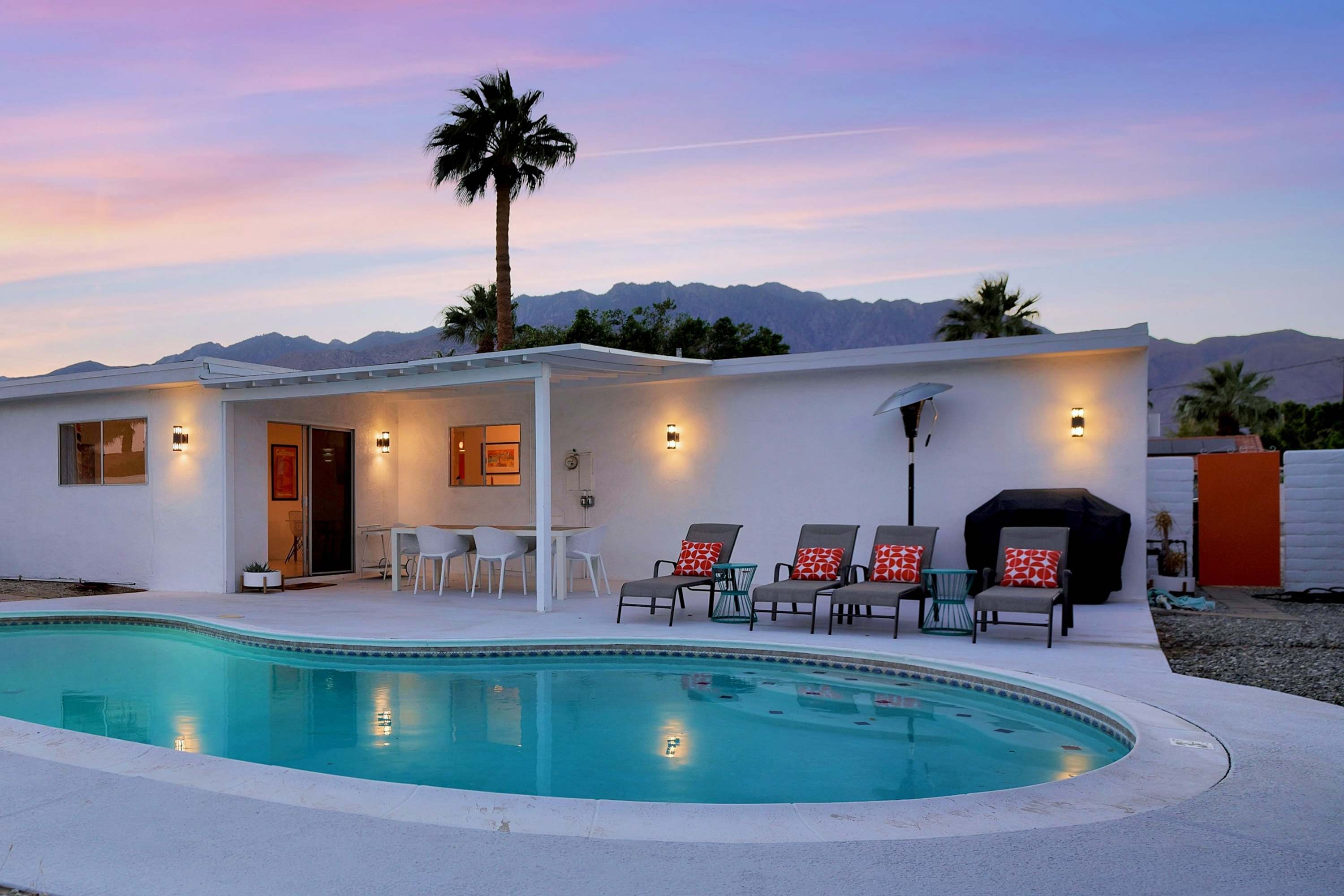 Welcome to Retro Desert Retreat!