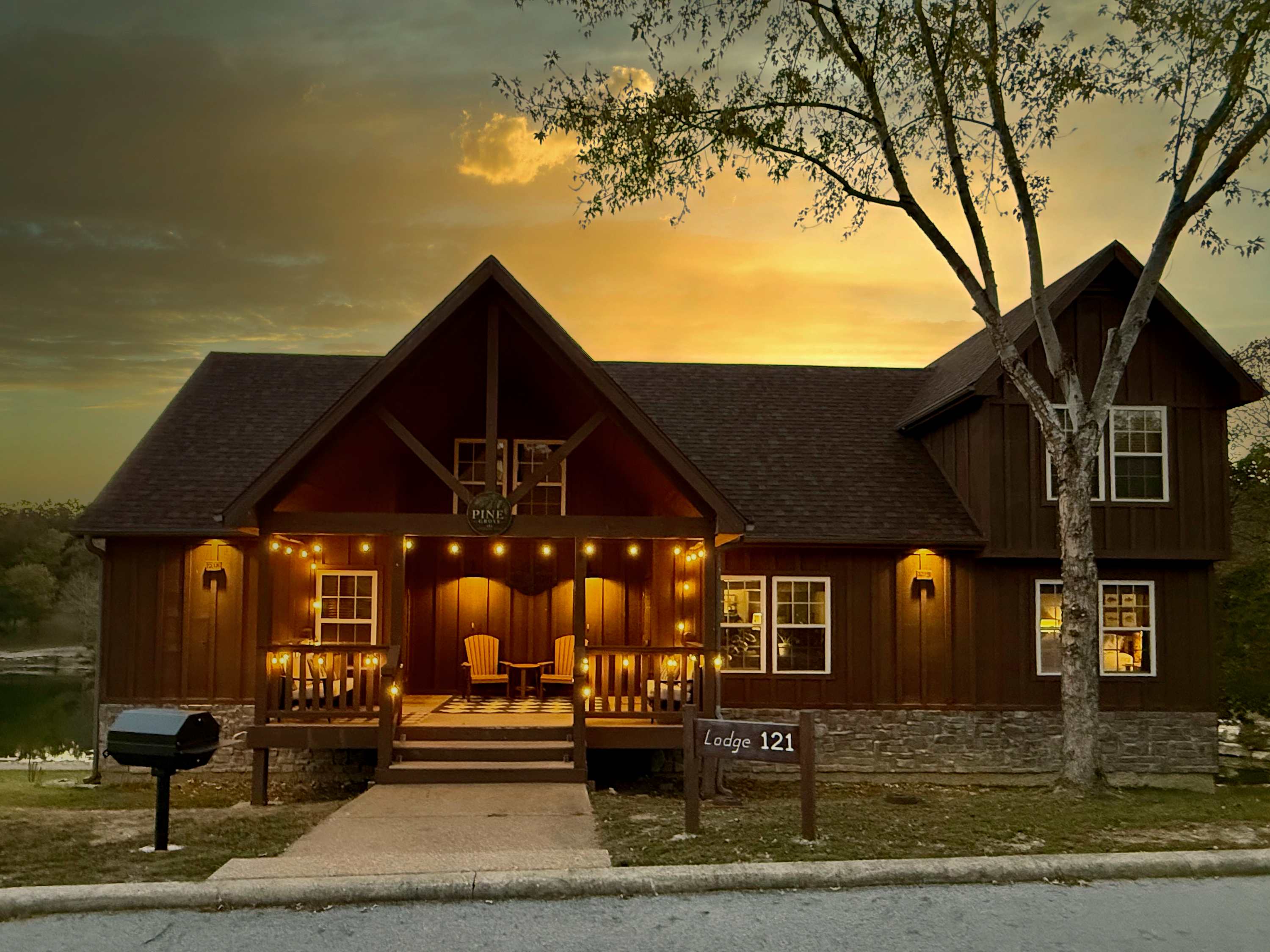 Lakeside Cabin, walk to pool, sleeps 12