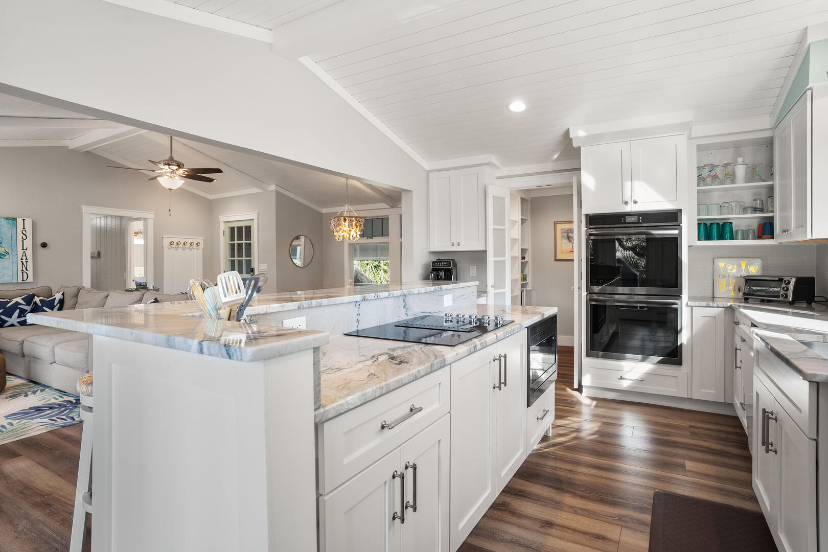 Gourmet Kitchen Gourmet Kitchen with Pantry/Laundry Room 