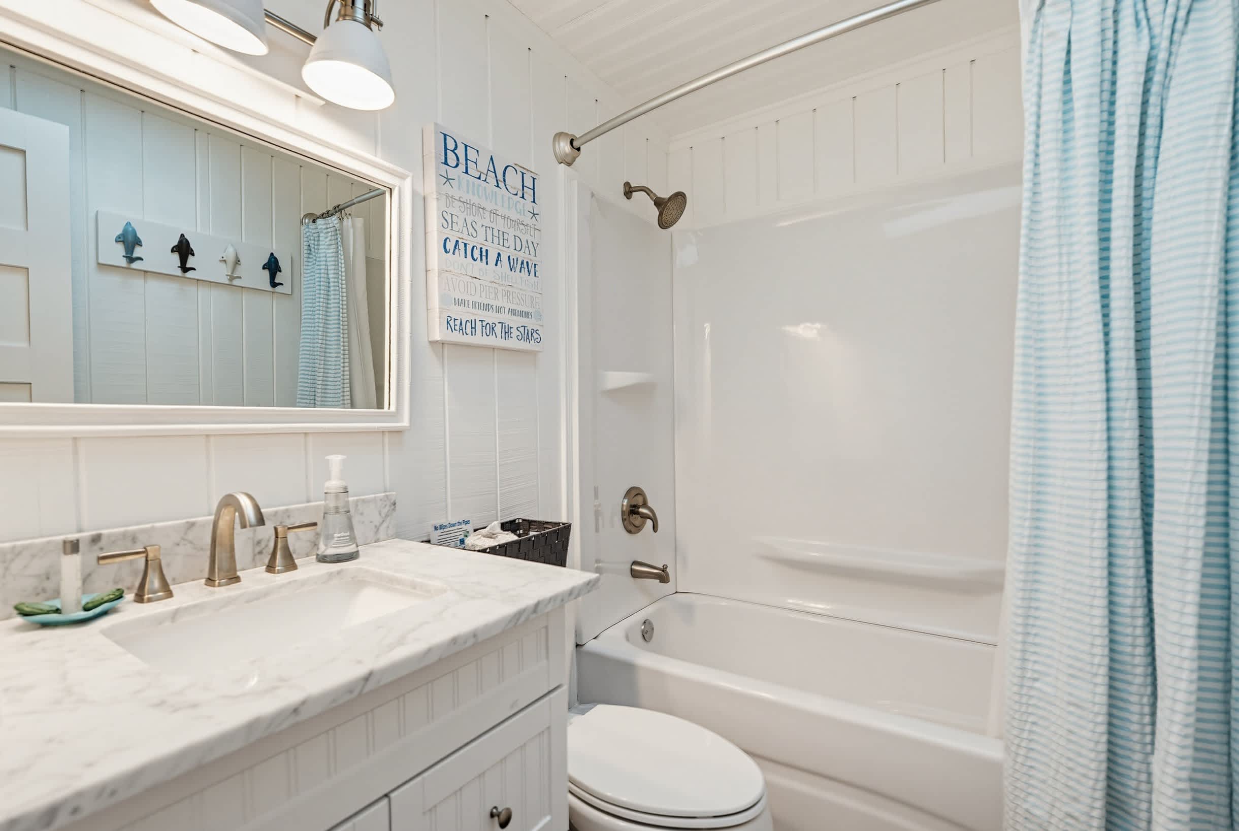 Hall Bathroom with Shower/Tub Combo 