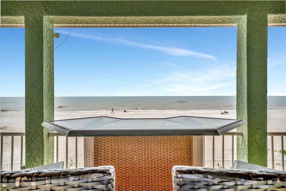 Beachfront Bliss: Steps from Sand, Sip with a View!