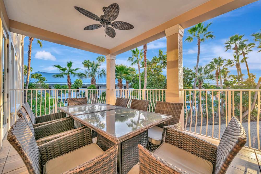 Spacious balcony with outdoor dining and stunning Gulf-view palm scenery, perfect for sunrise coffee or sunset dinners.