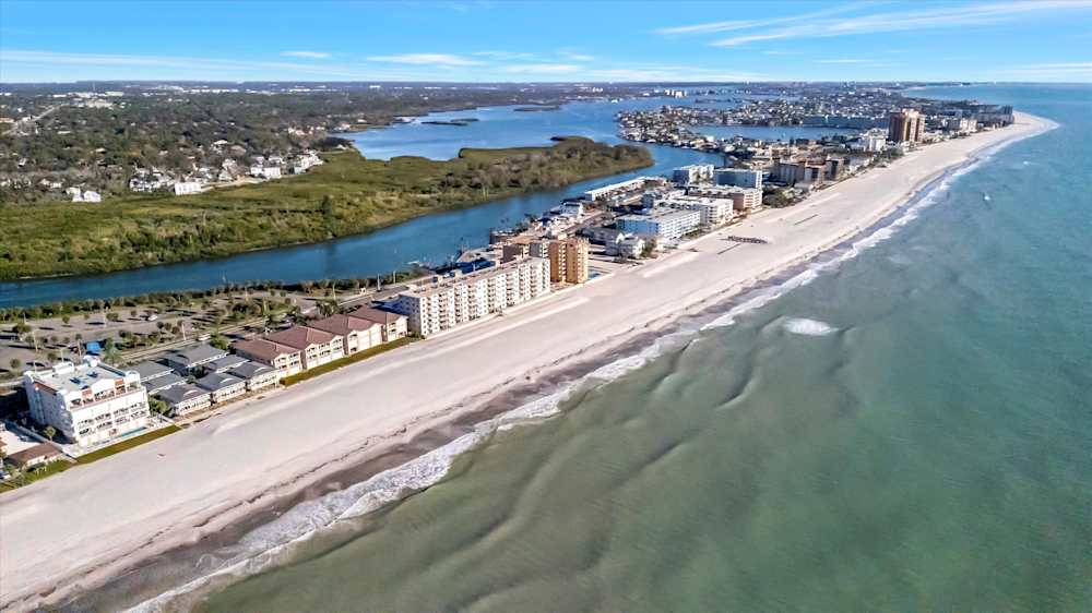 Prime location between beach and bay